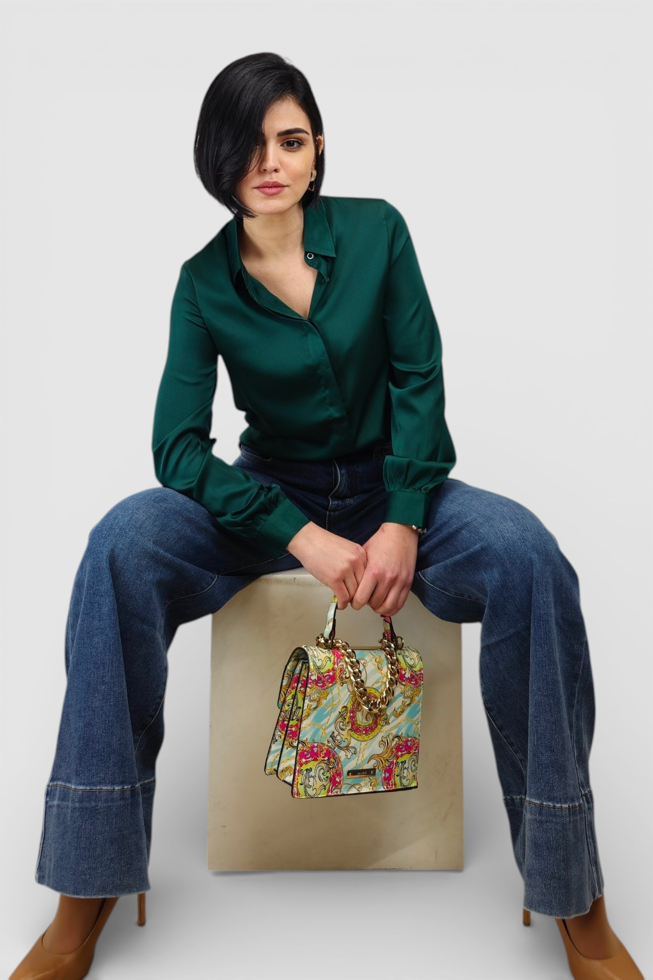 Ženska satenska košulja Fianna u smaragdno zelenoj boji s diskretnim sjajem