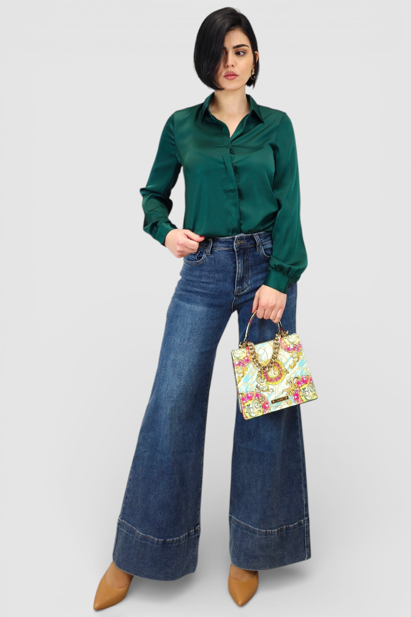 Ženska satenska košulja Fianna u smaragdno zelenoj boji s diskretnim sjajem