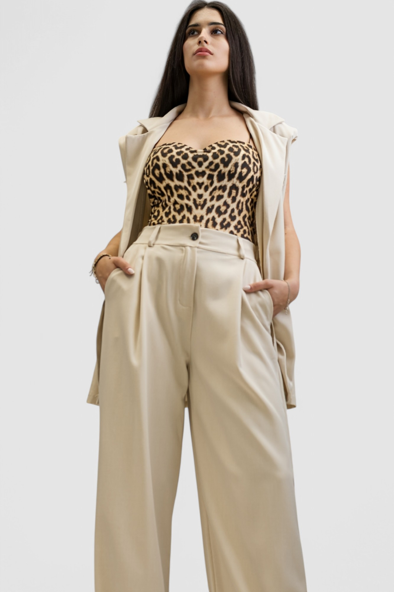 Žensko bež odijelo bez rukava Ella