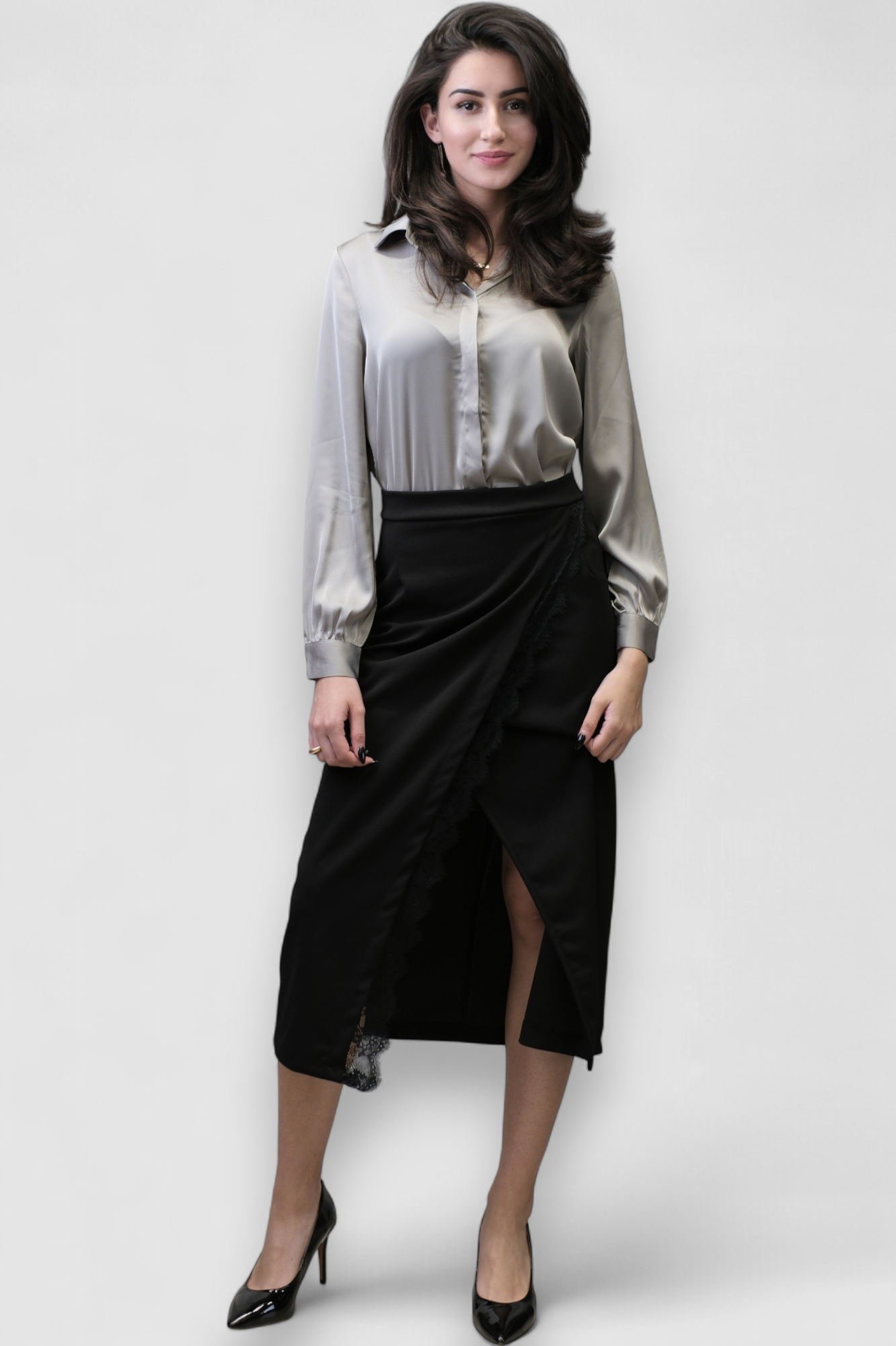 Ženska crna suknja Izabella s prorezom i čipkom