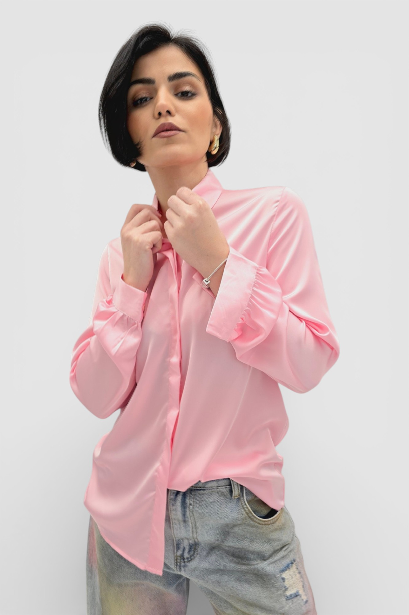 Ženska satenska košulja Fianna u nježno roza boji s diskretnim sjajem