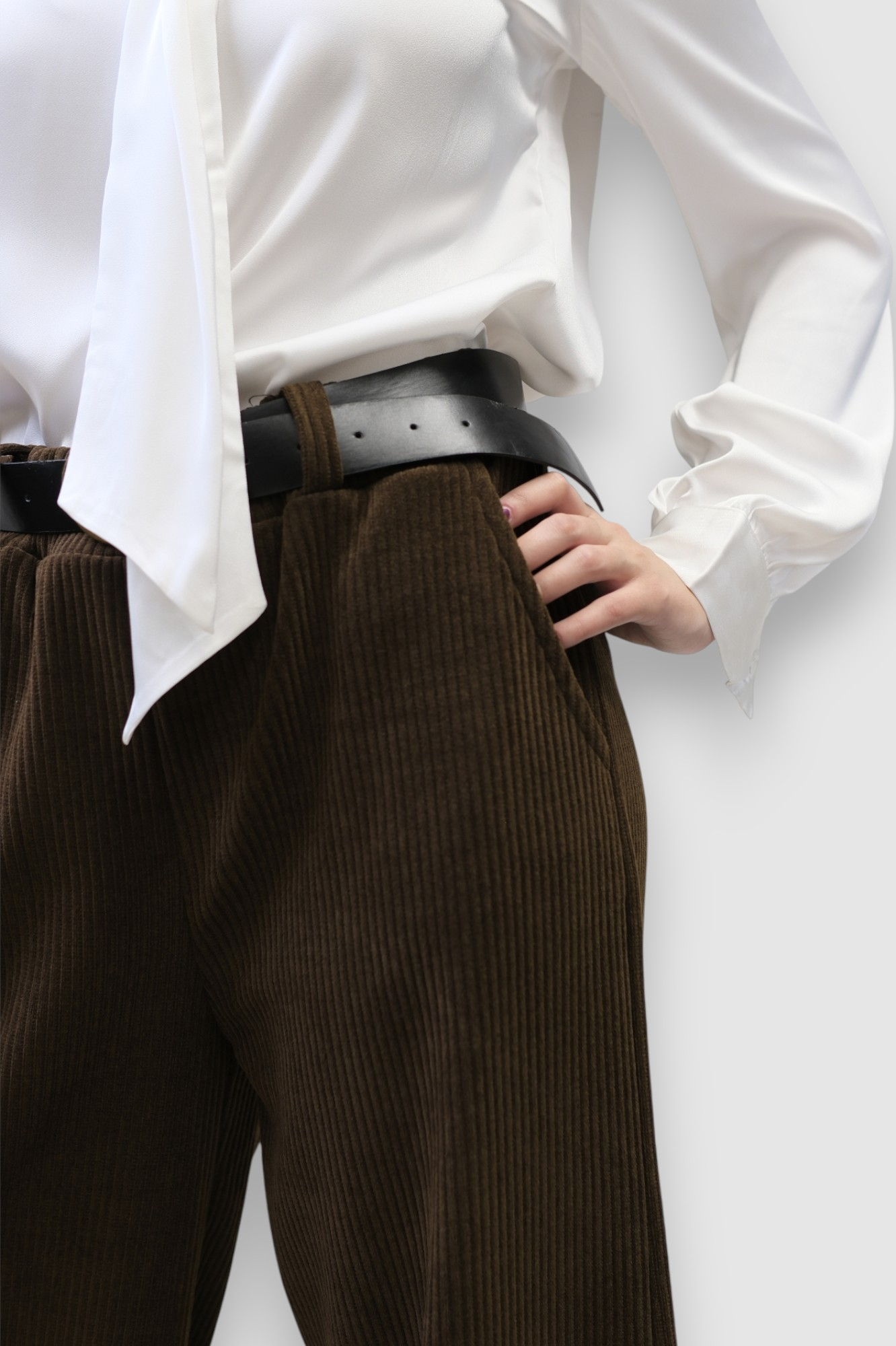 Ženska satenska košulja Ivania u bijeloj boji s ukrasnom kravatom