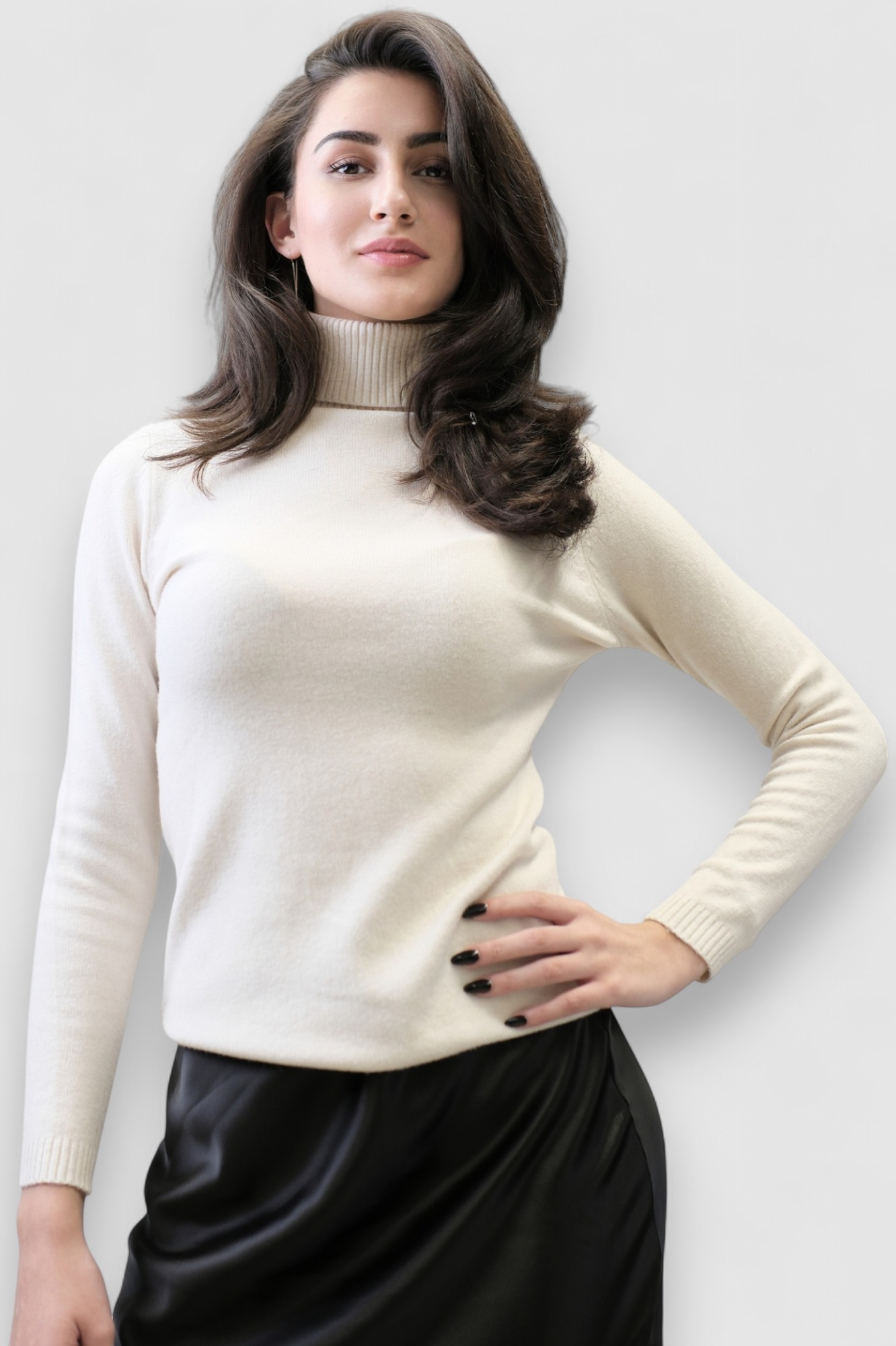 Satenska suknja Isolde u crnoj boji s diskretnim sjajem