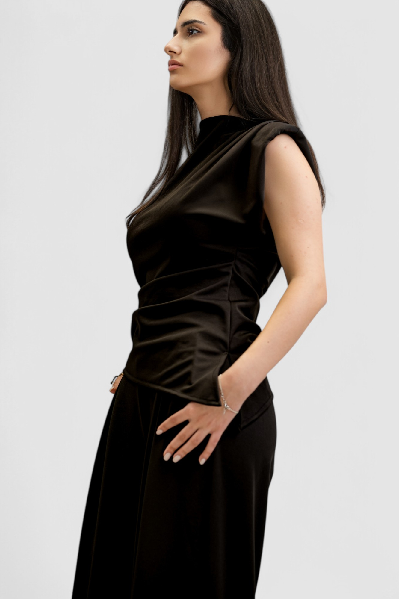 Ženski crni komplet s asimetričnim topom Francine