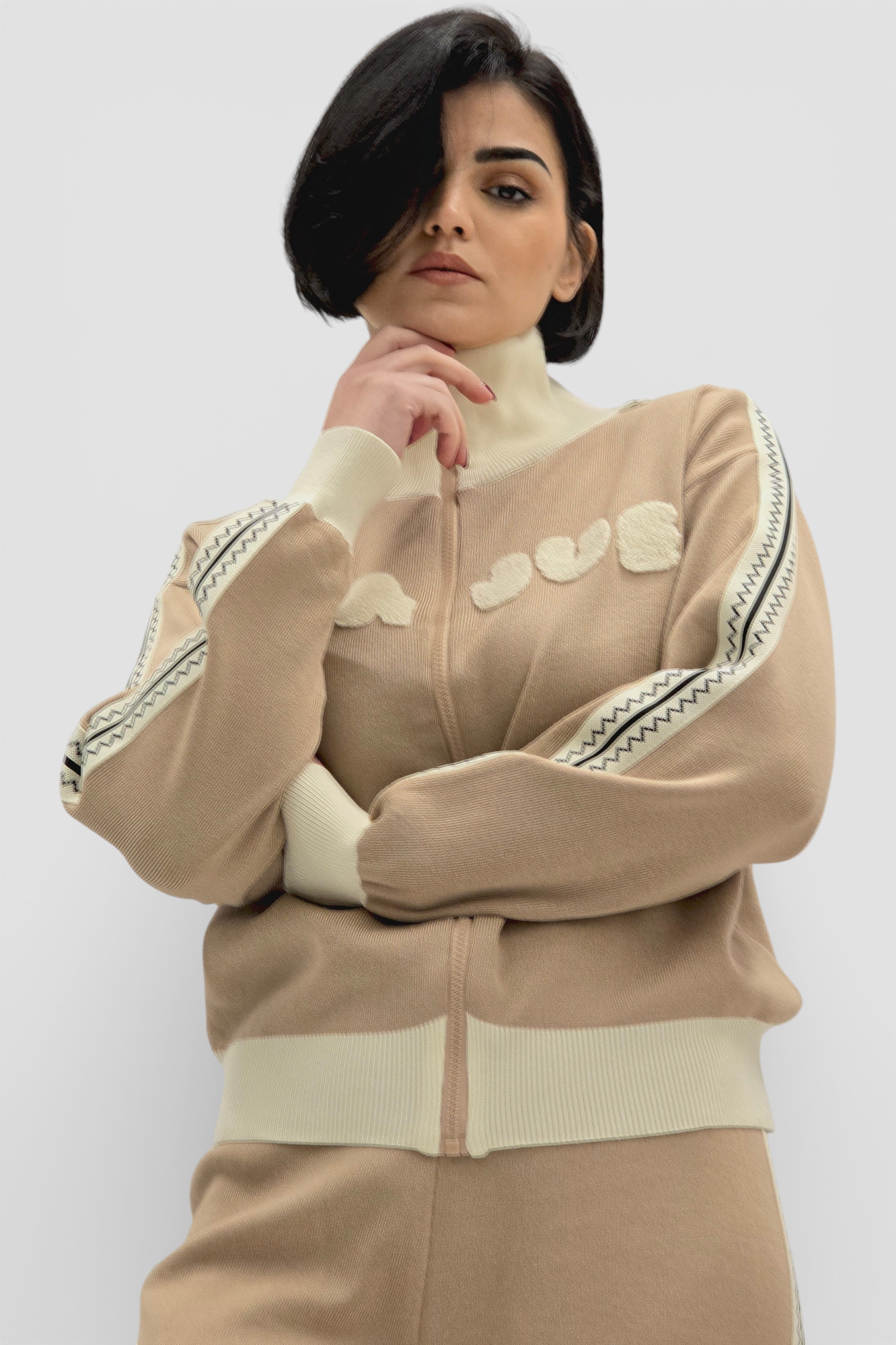 Ženska bež viskozna trenirka Coral u retro stilu