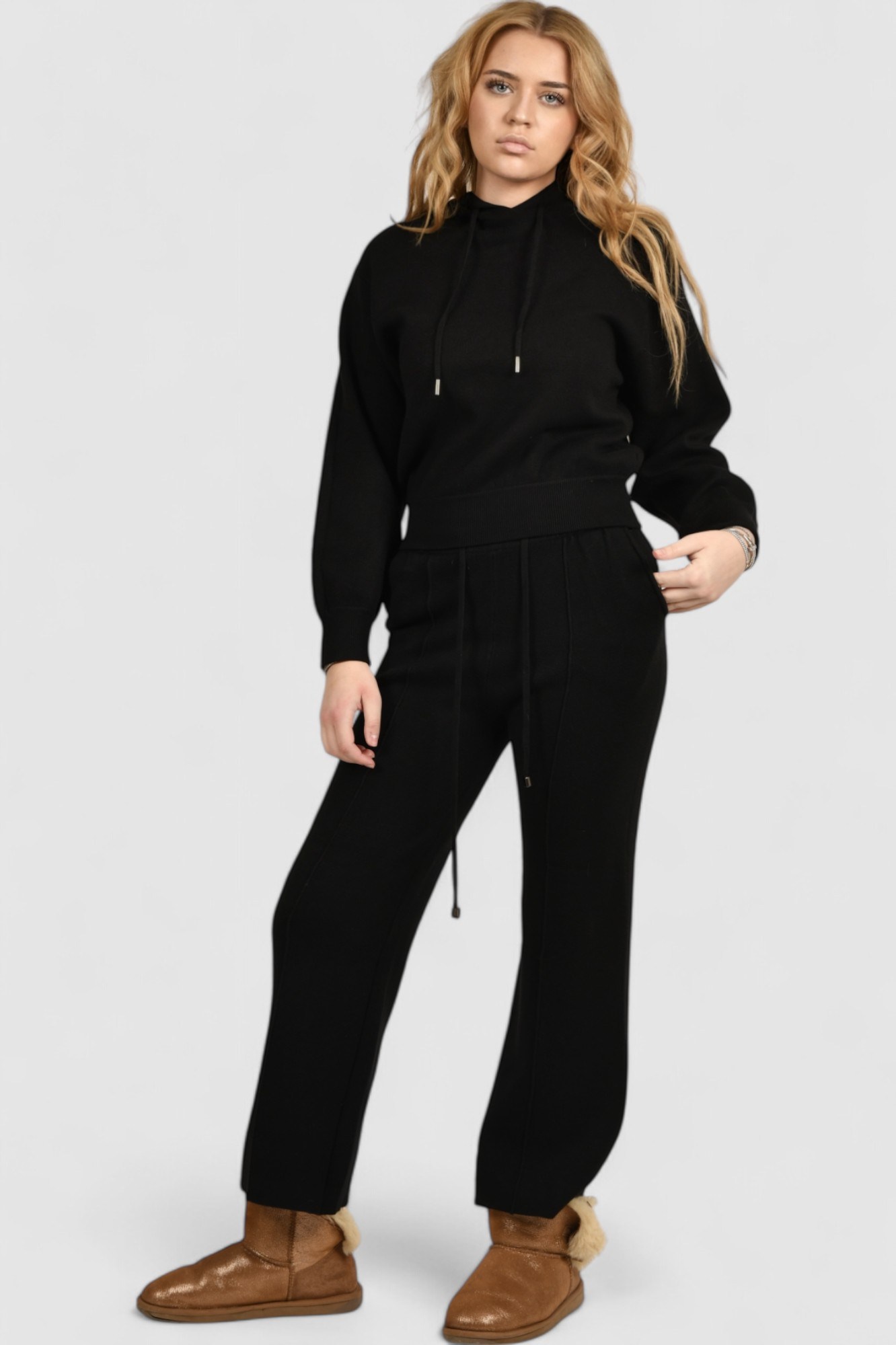 Ženska crna hoodica sa kapuljačom Noelia