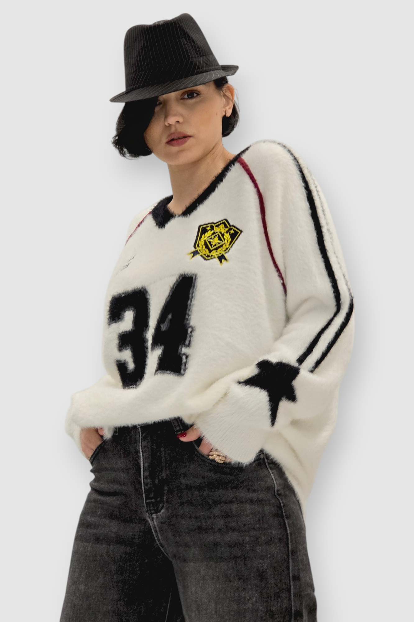 Ženski bijeli džemper Beverly s V-izrezom i retro printom