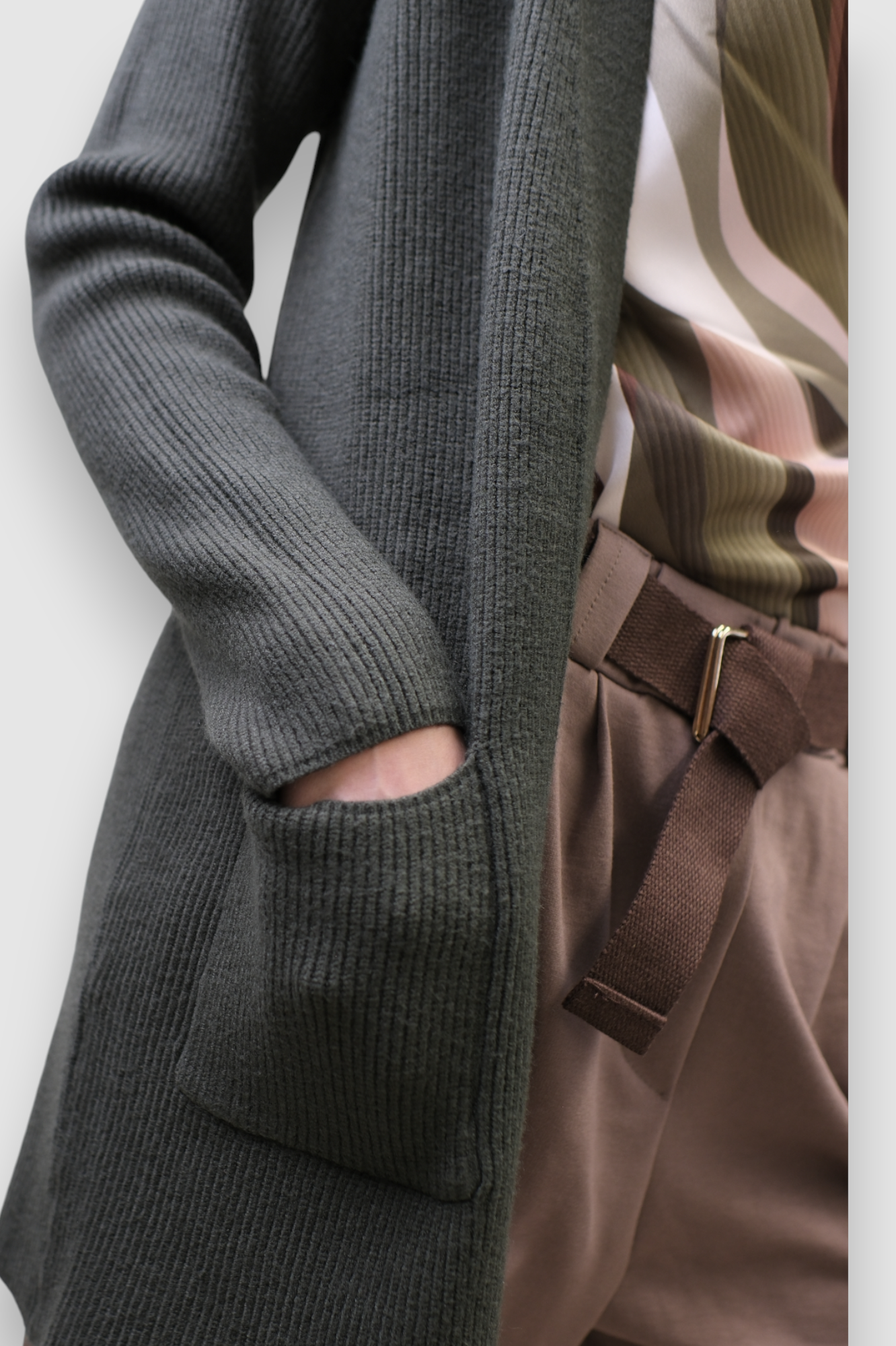 Ženski kratki kardigan Jossie u tamno zelenoj boji