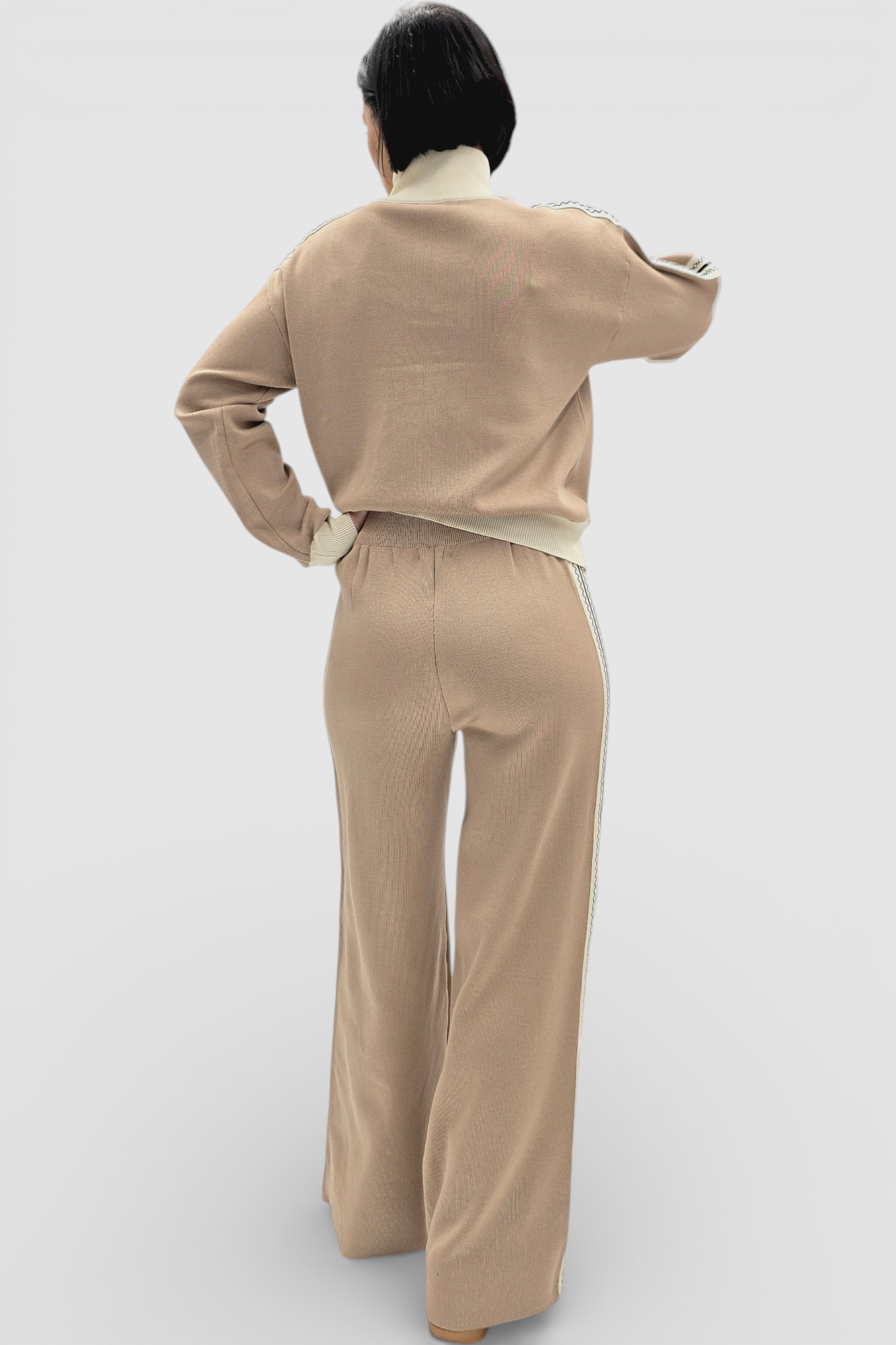 Ženska bež viskozna trenirka Coral u retro stilu