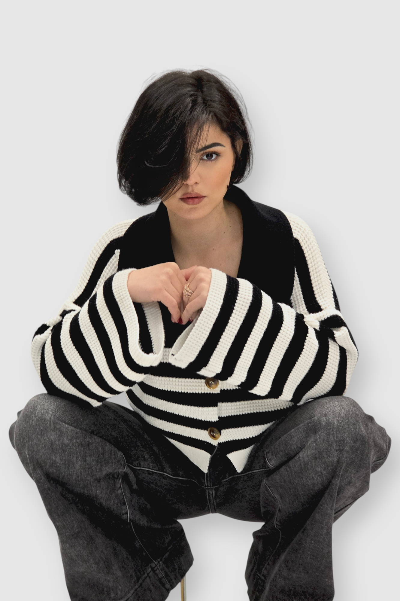 Pleteni prugasti džemper Chana s dubokim V-izrezom i velikim ovratnikom na rever