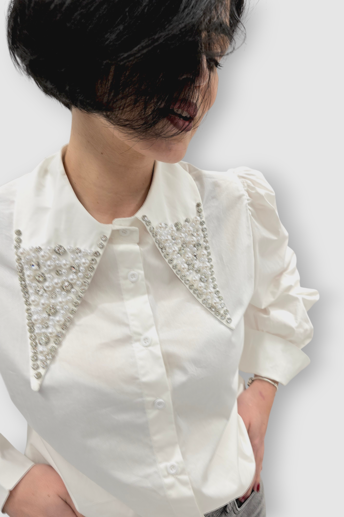 Ženska bijela košulja Belen dugih rukava ukrašena biserima i kristalima na kragni