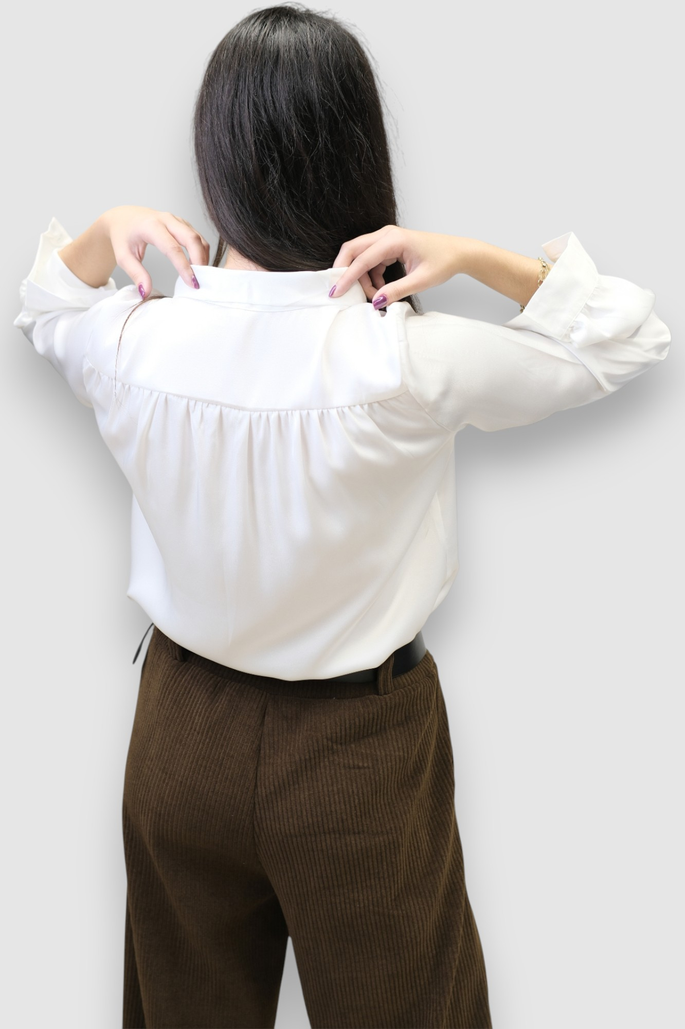 Ženska satenska košulja Ivania u bijeloj boji s ukrasnom kravatom