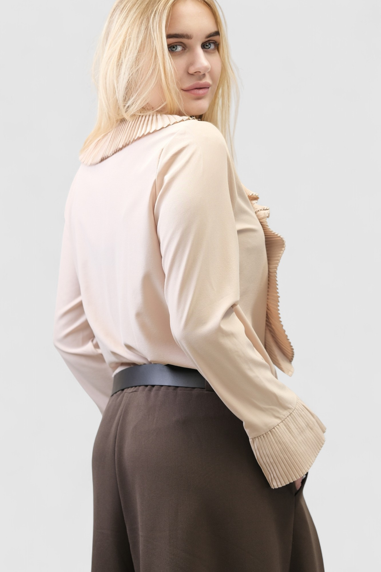 Ženska bež košulja s ukrasnim faldama Bridget