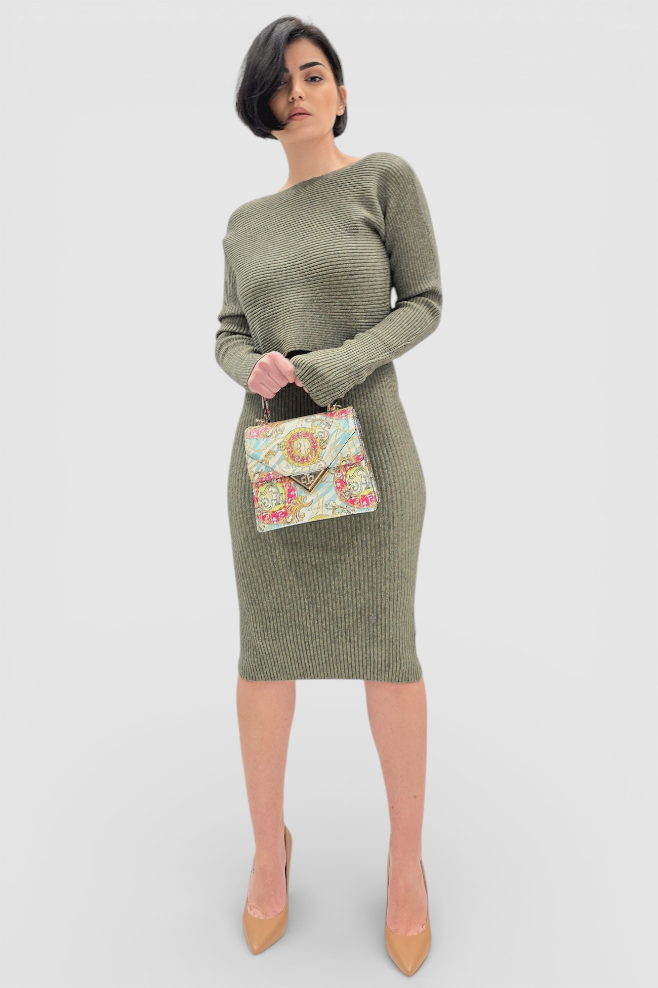 Komplet rebraste viskozne haljine i džempera u kaki boji Catrina