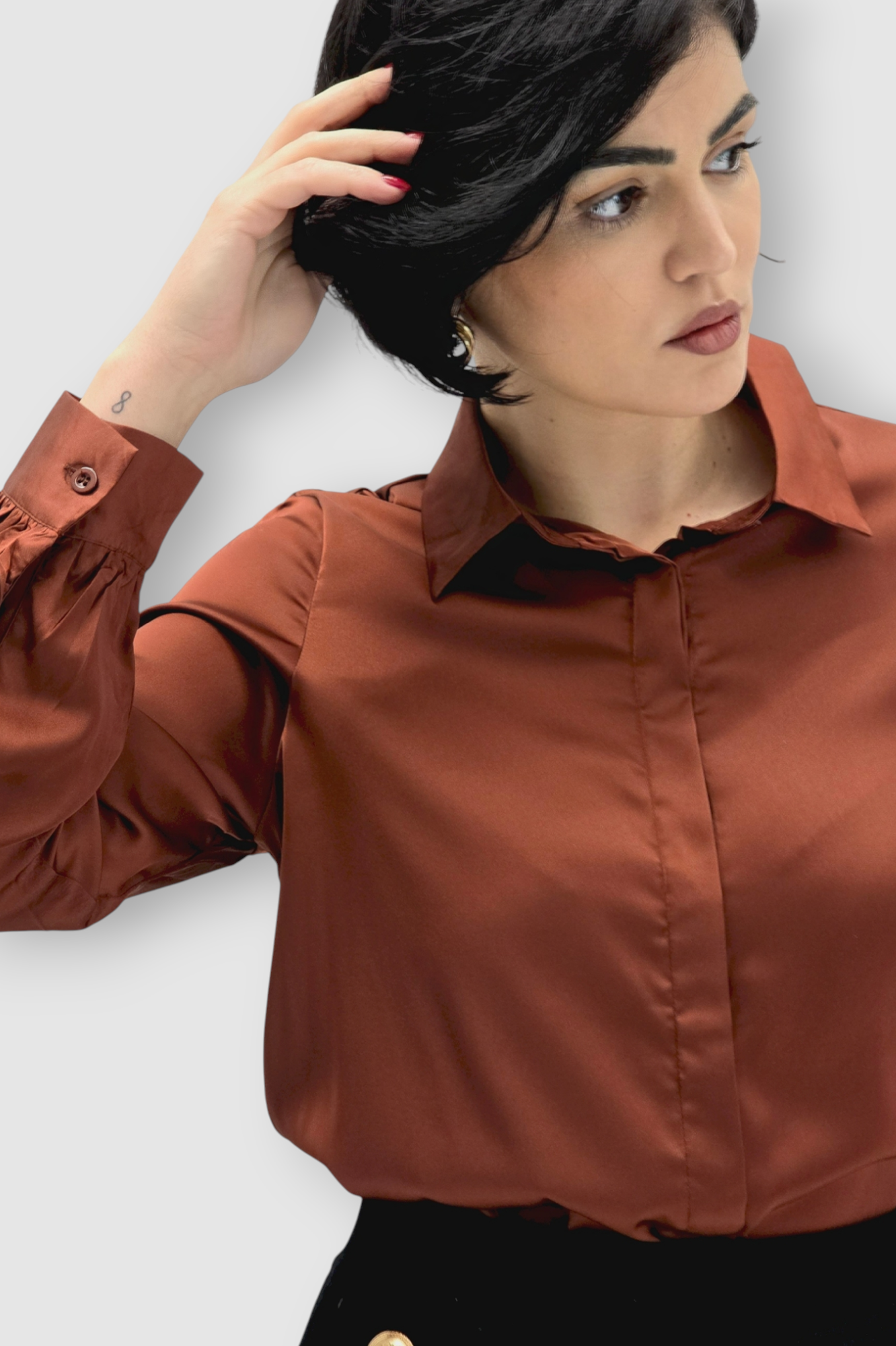 Ženska satenska košulja Fianna u bakreno smeđoj boji s diskretnim sjajem i klasičnim krojem