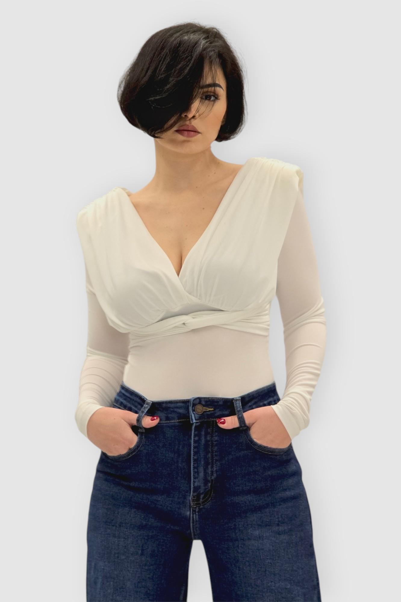 Bijela naborana majica Etta s jastučićima na ramenima i križanim dekolteom