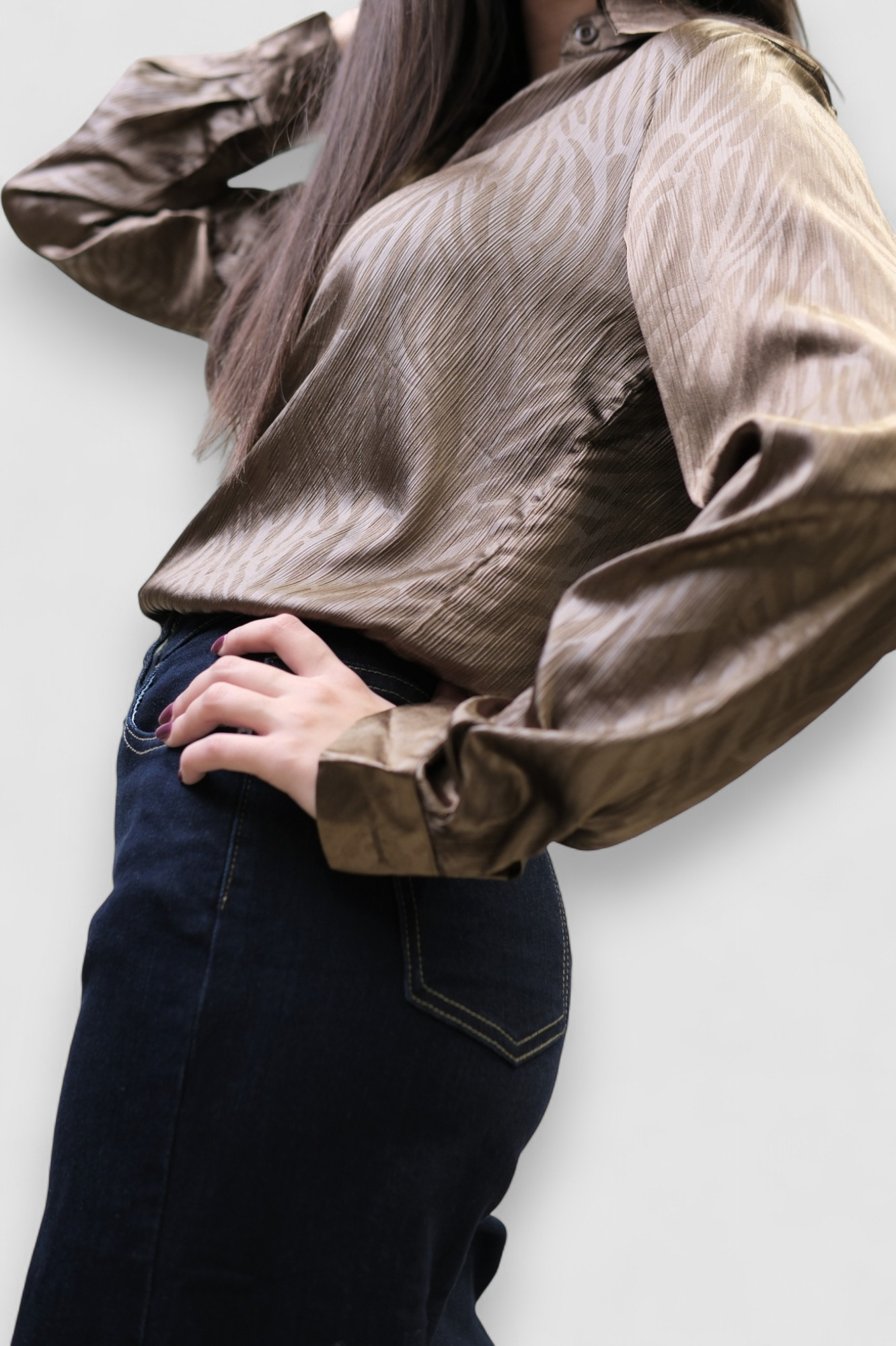 Ženska smeđa satenska košulja sa uzorkom Iriana