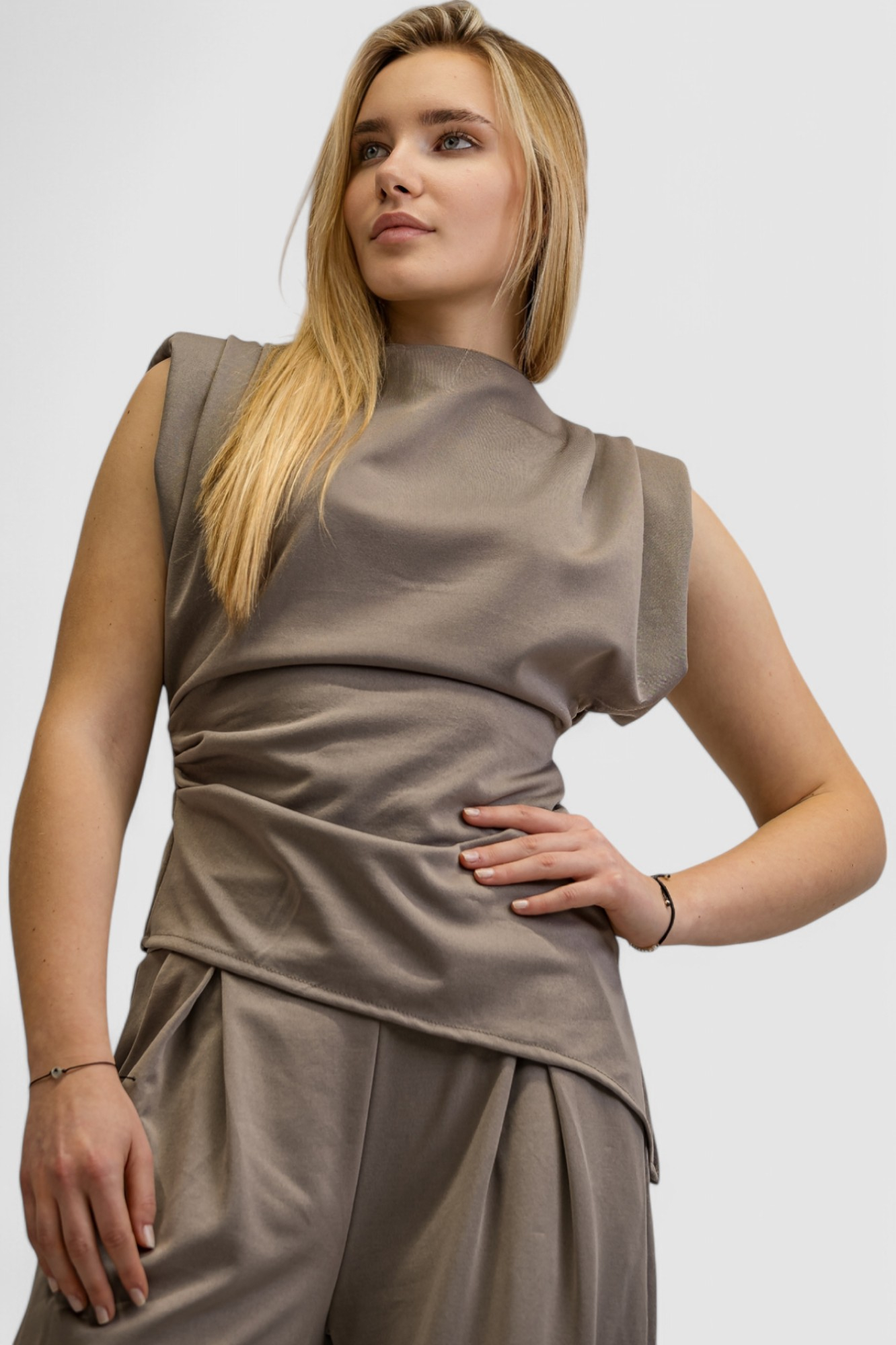 Ženski svijetlo sivi komplet s asimetričnim topom Francine
