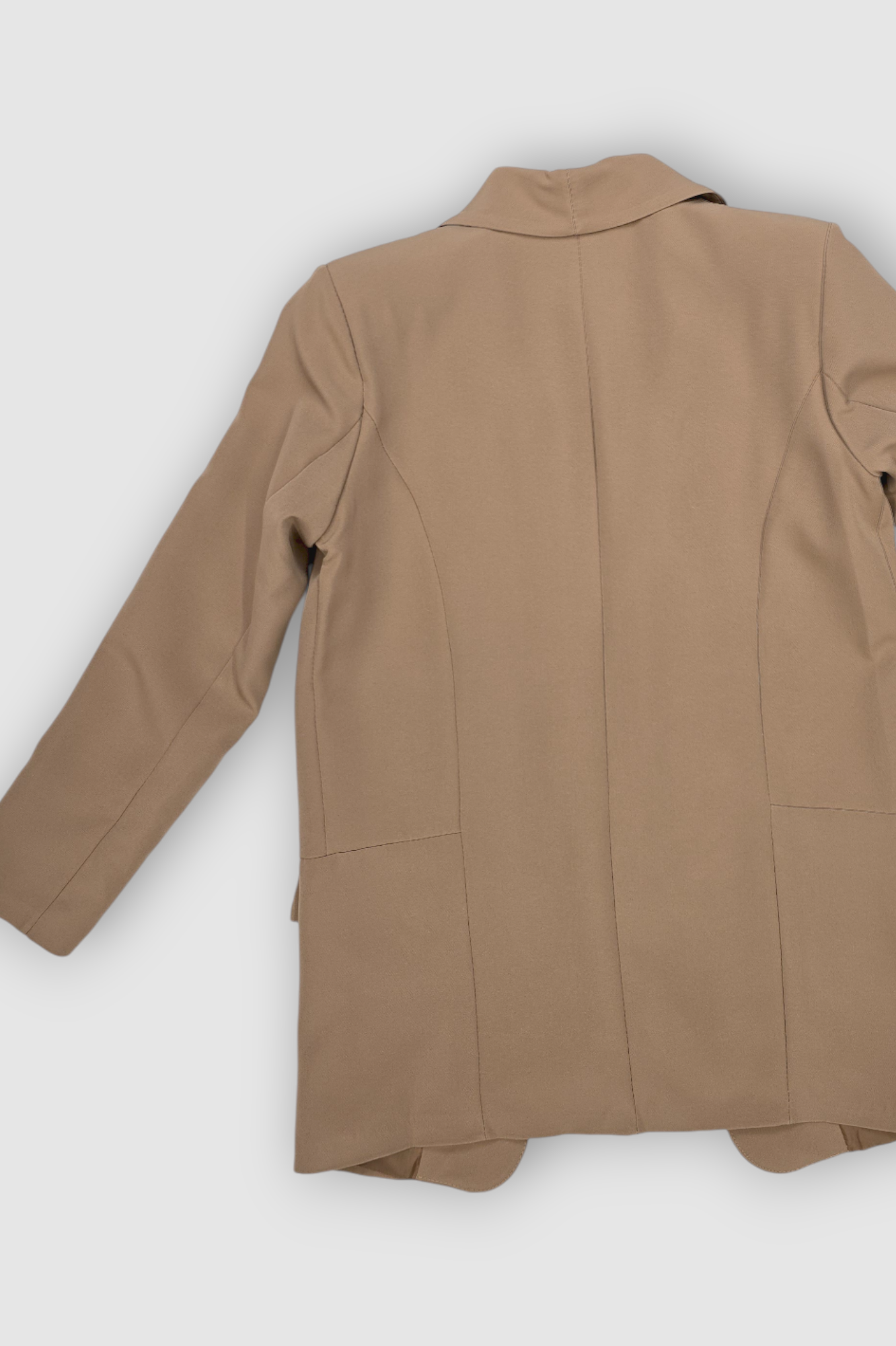 Elegantni duži sako Finna u camel boji