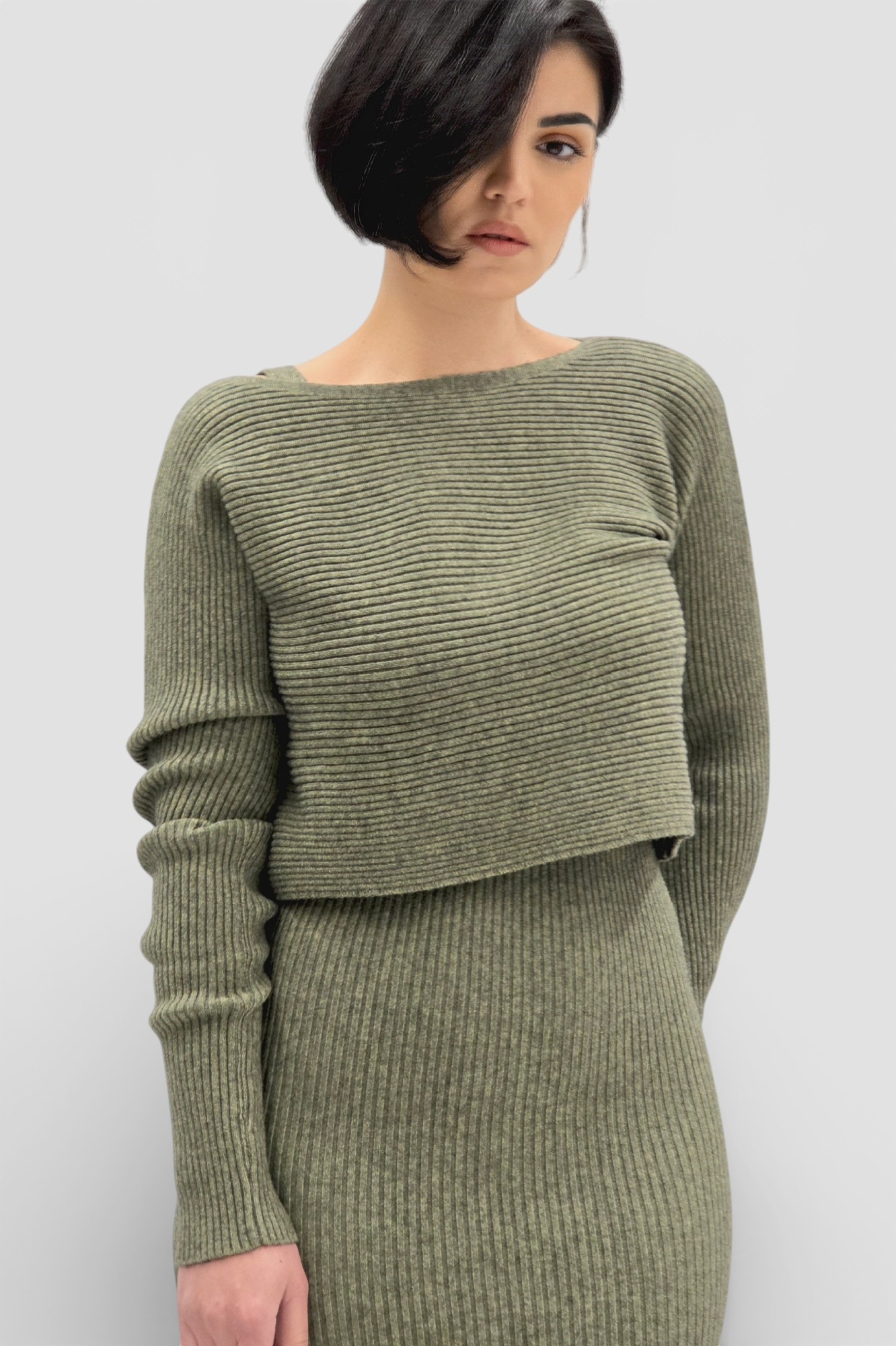 Komplet rebraste viskozne haljine i džempera u kaki boji Catrina