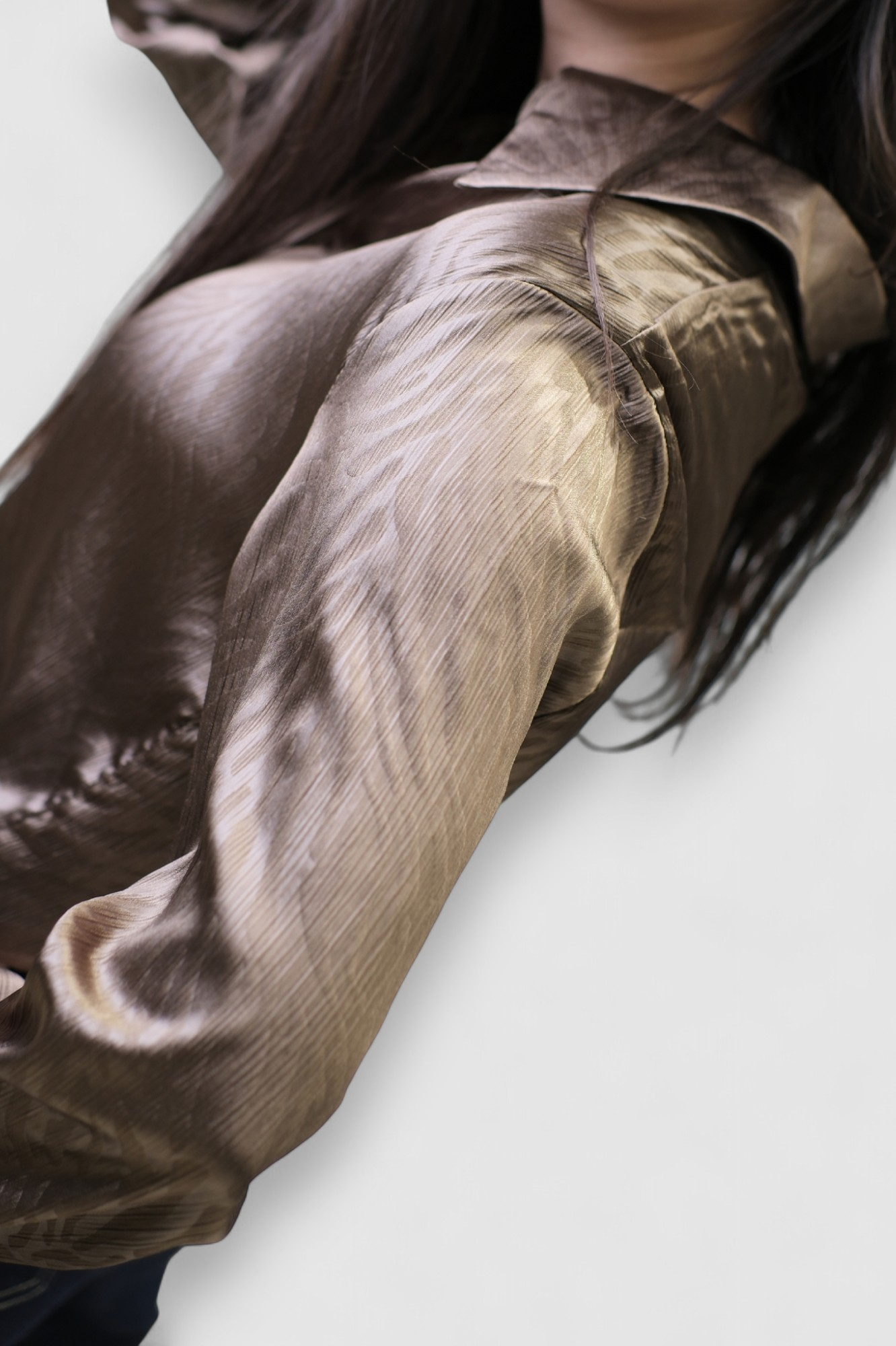 Ženska smeđa satenska košulja sa uzorkom Iriana