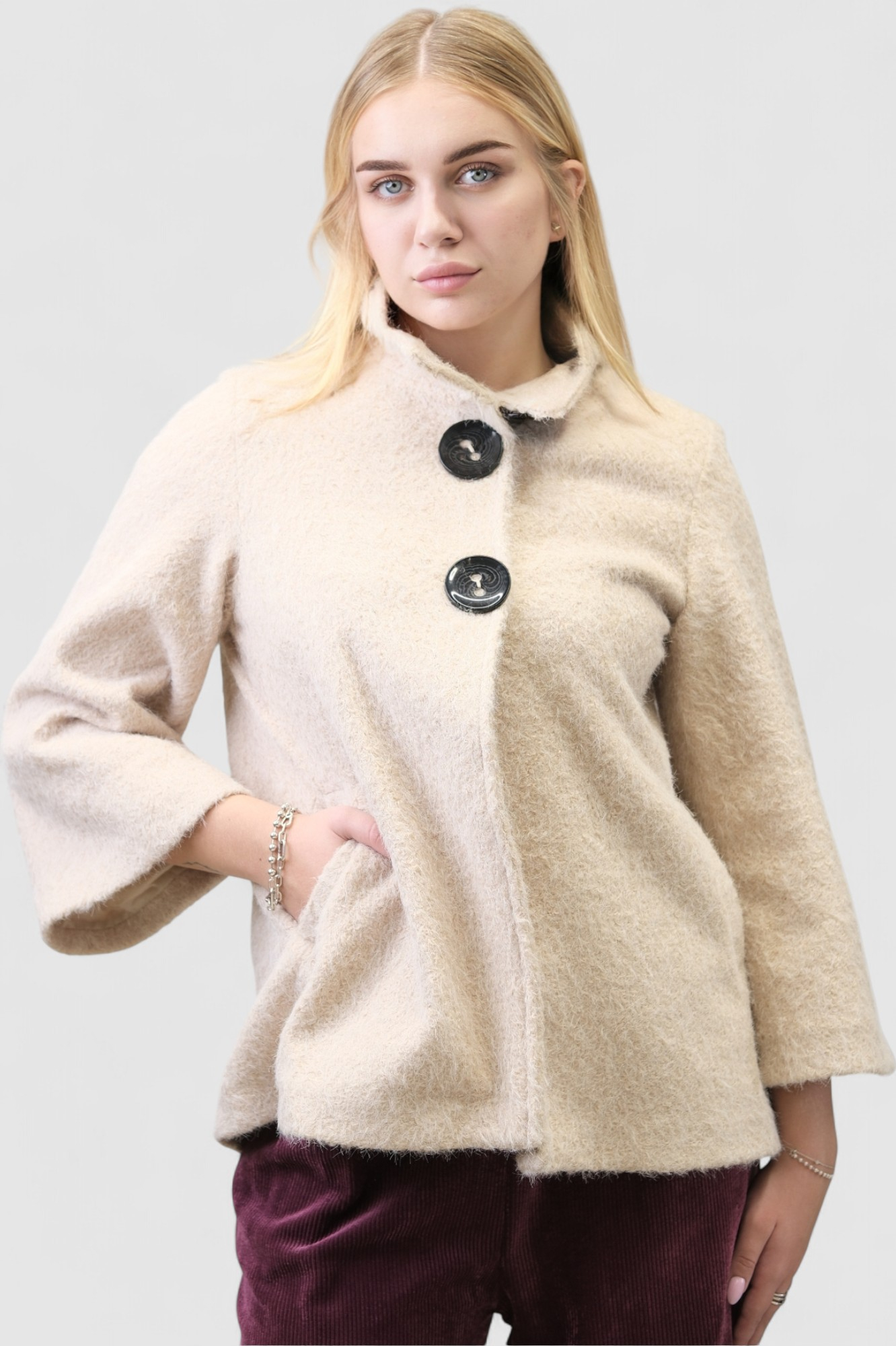 Ženski kaput Bruna u bež boji s povišenom kragnom i gumbima