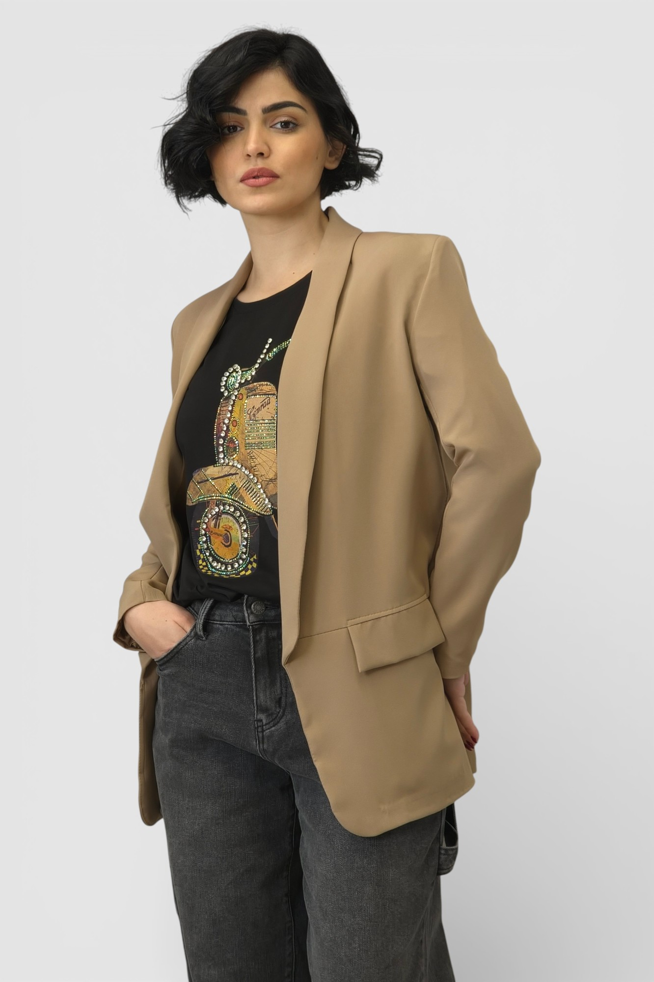 Elegantni duži sako Finna u camel boji