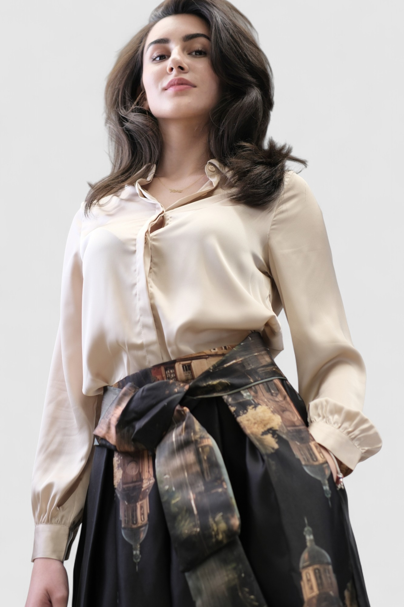 Nježna satenska košulja Fianna u bež boji