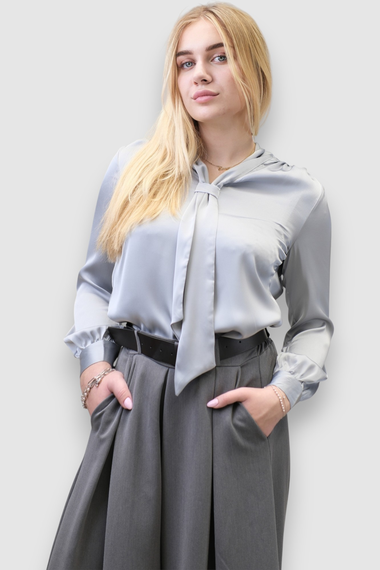 Ženska satenska košulja Ivania u sivoj boji s ukrasnom kravatom