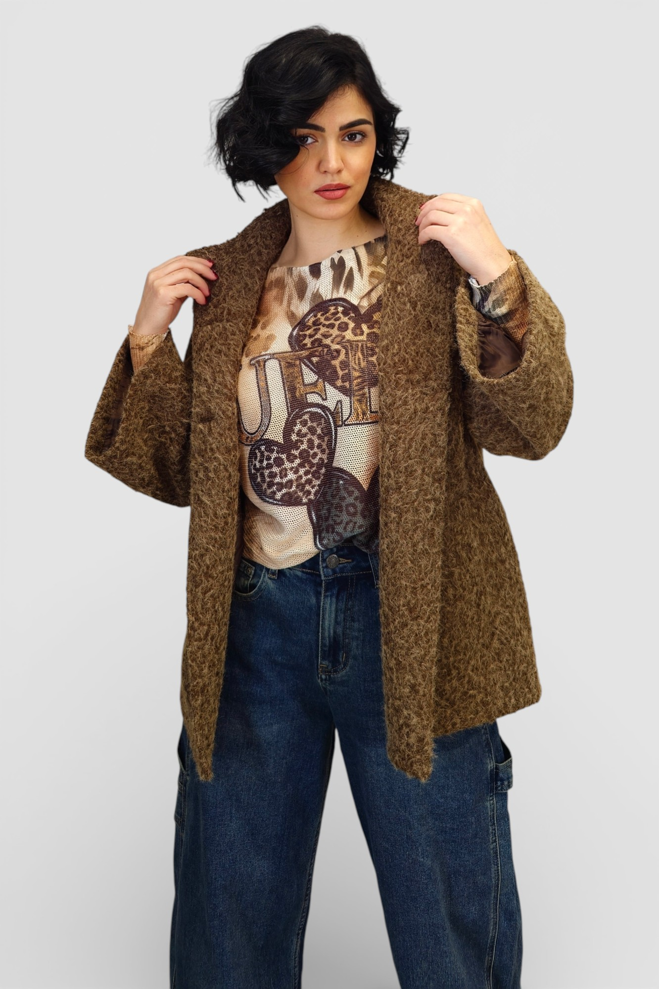 Ženski kratki kaputić Bruna u smeđoj boji s povišenom kragnom i gumbima