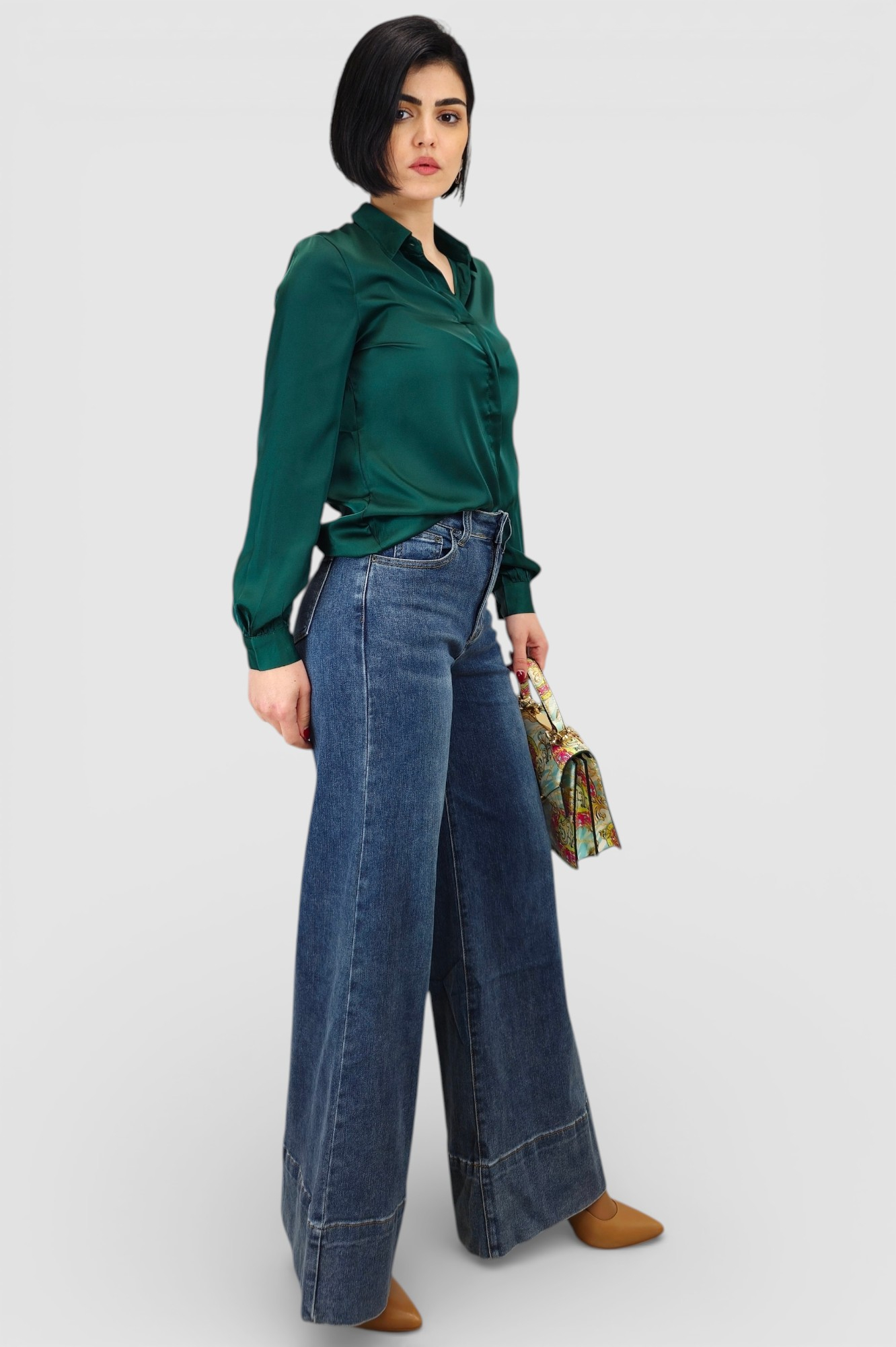 Ženska satenska košulja Fianna u smaragdno zelenoj boji s diskretnim sjajem