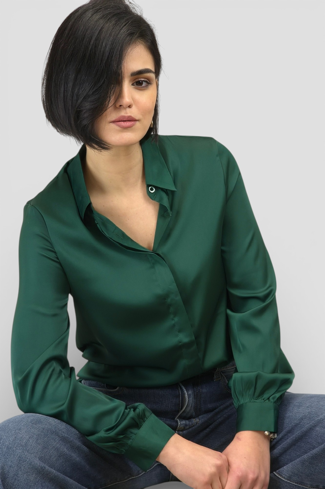 Ženska satenska košulja Fianna u smaragdno zelenoj boji s diskretnim sjajem