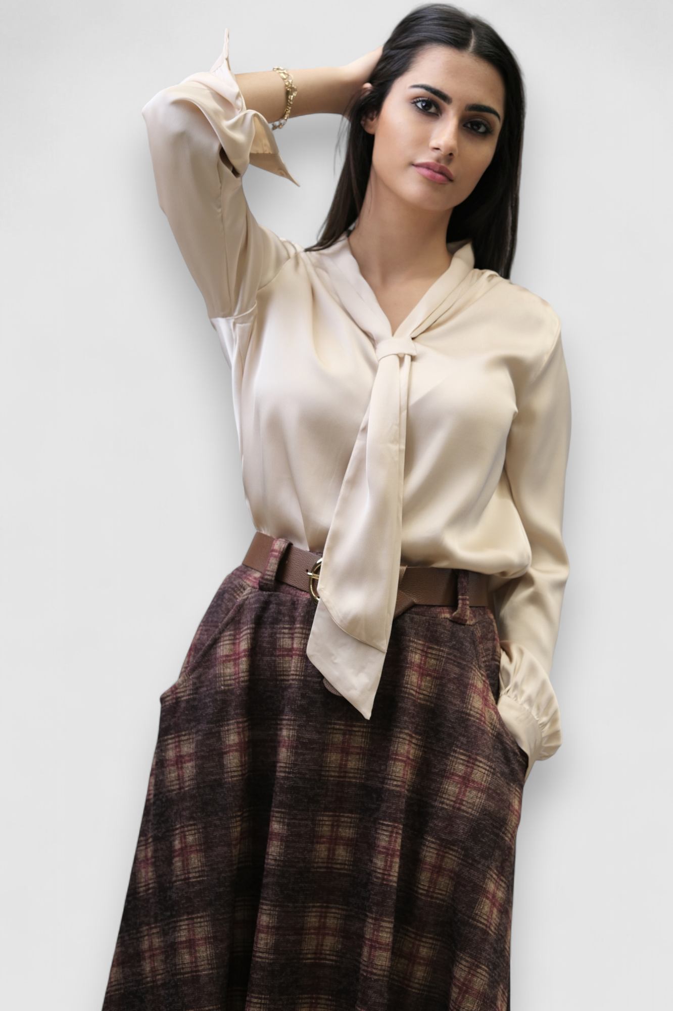 Ženska satenska košulja Ivania u bež boji s ukrasnom kravatom, bez kopčanja