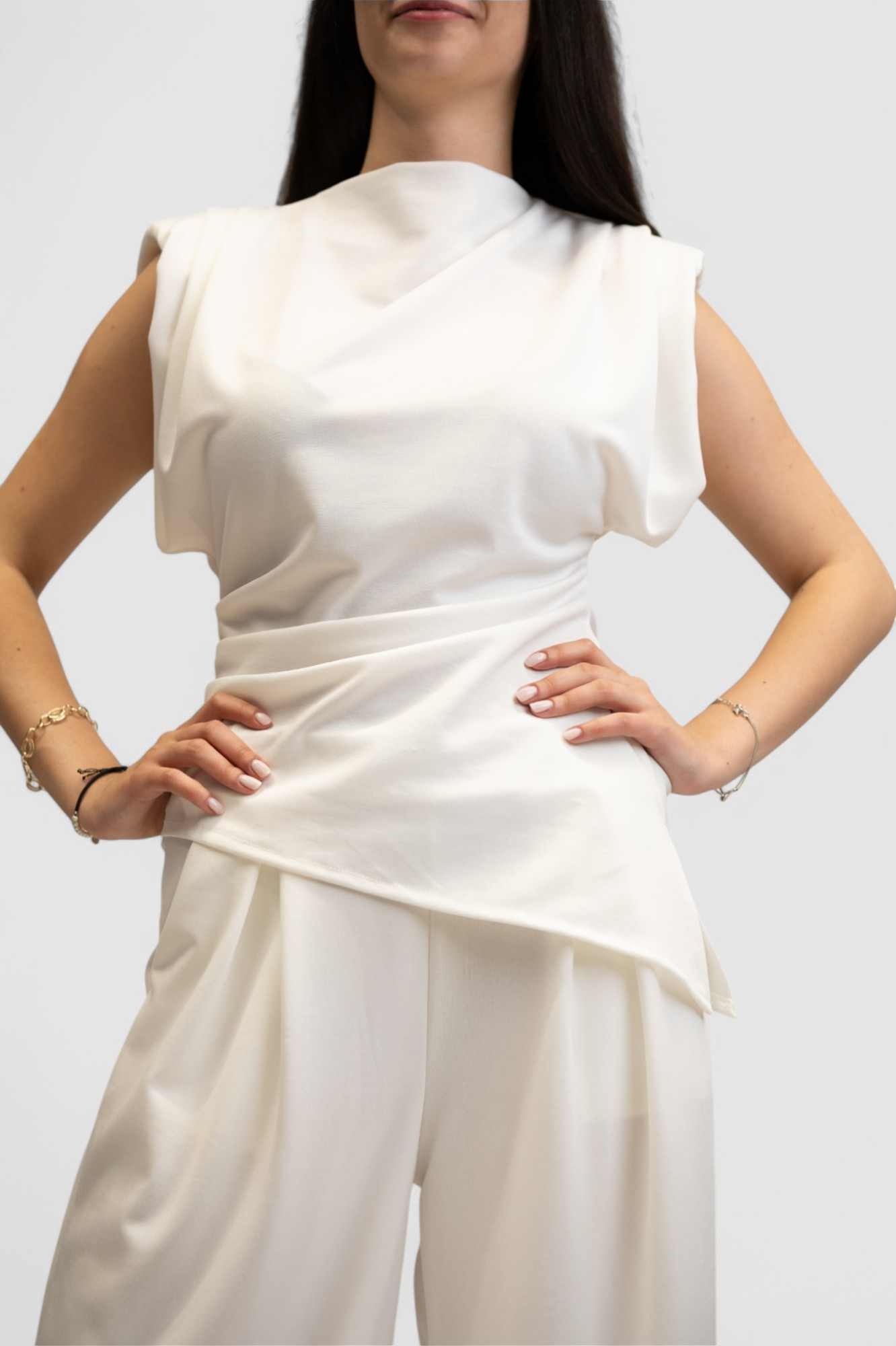 Ženski bijeli komplet s asimetričnim topom Francine