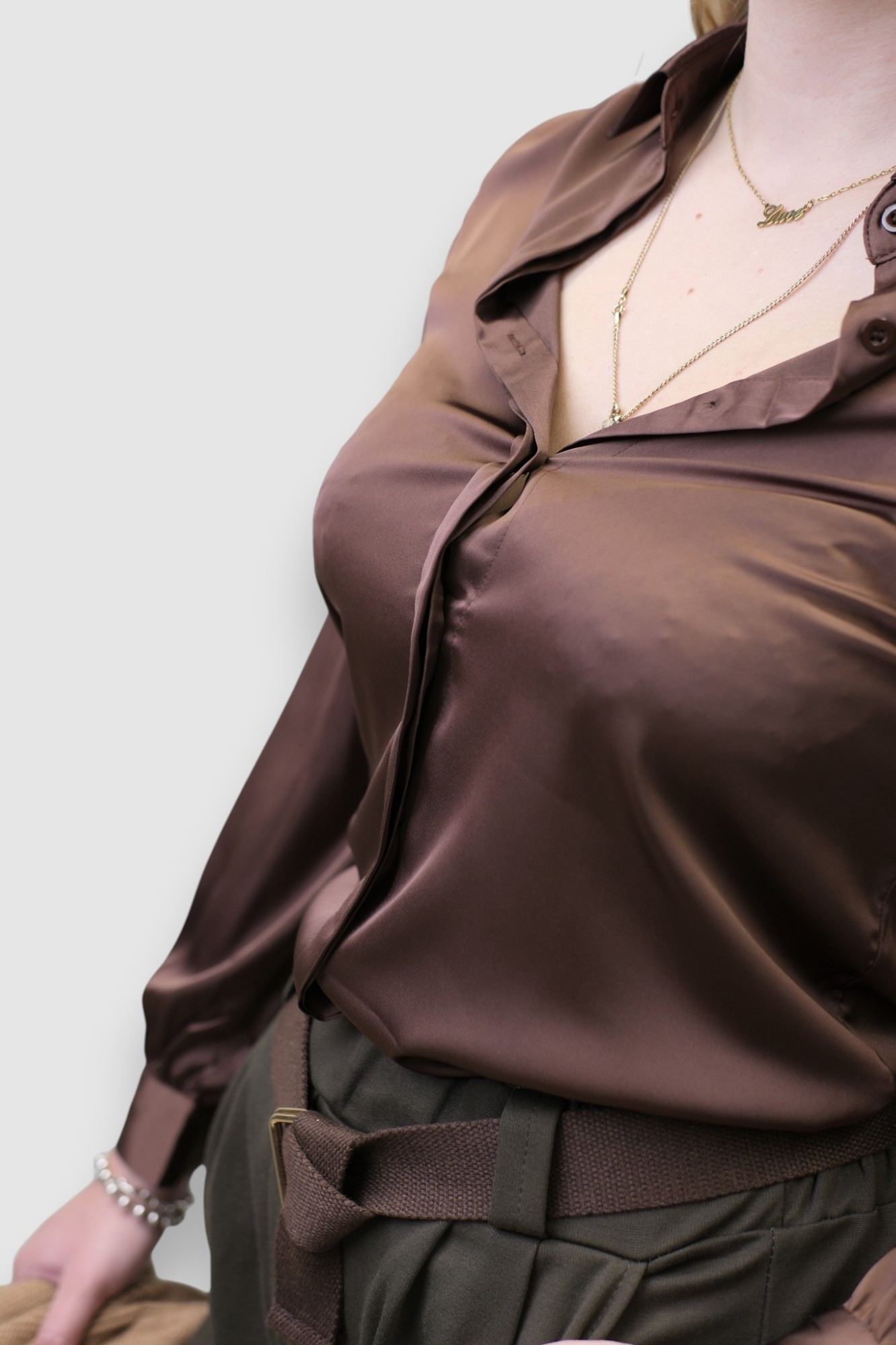 Nježna satenska košulja Fianna u tamno smeđoj boji