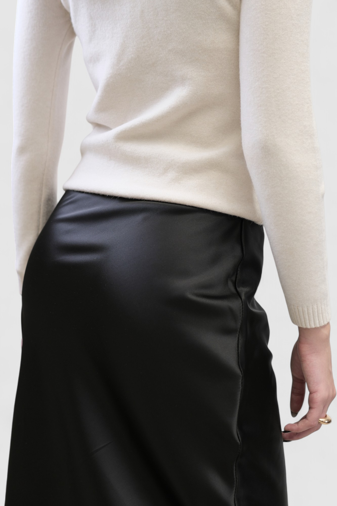 Satenska suknja Isolde u crnoj boji s diskretnim sjajem