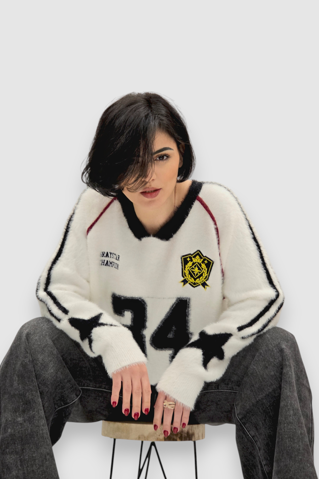 Ženski bijeli džemper Beverly s V-izrezom i retro printom