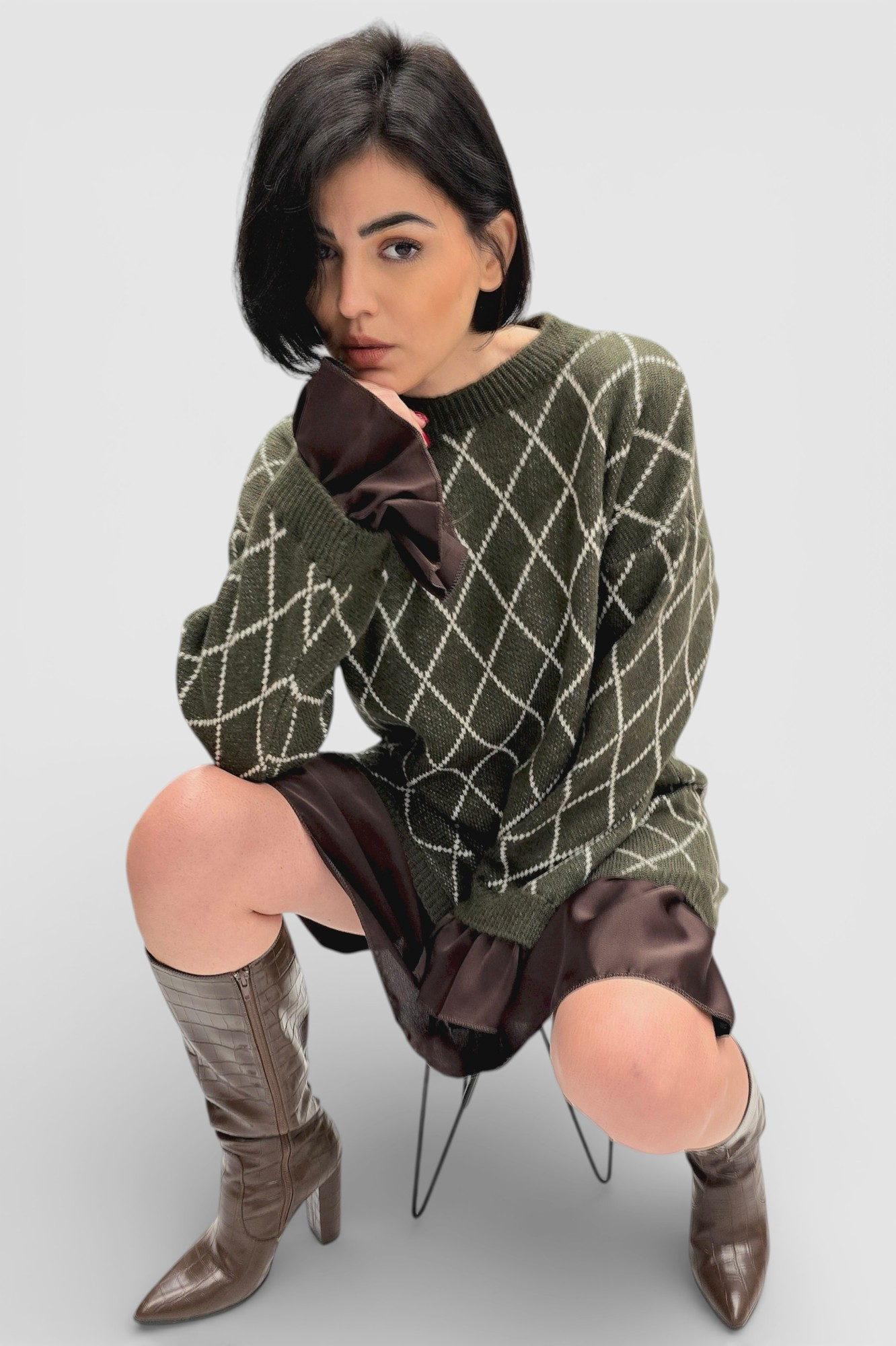 Zelena pletena haljina Cristal s dijamantnim uzorkom i satenskim rub s volanom