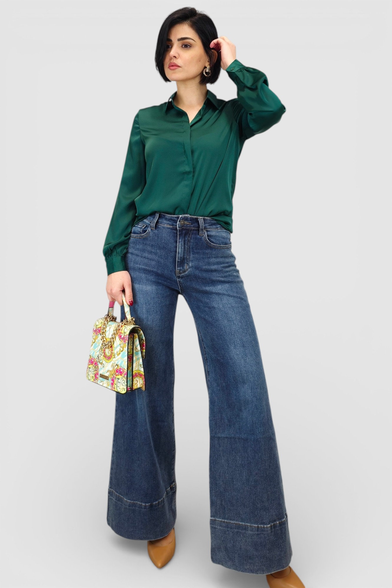 Ženska satenska košulja Fianna u smaragdno zelenoj boji s diskretnim sjajem