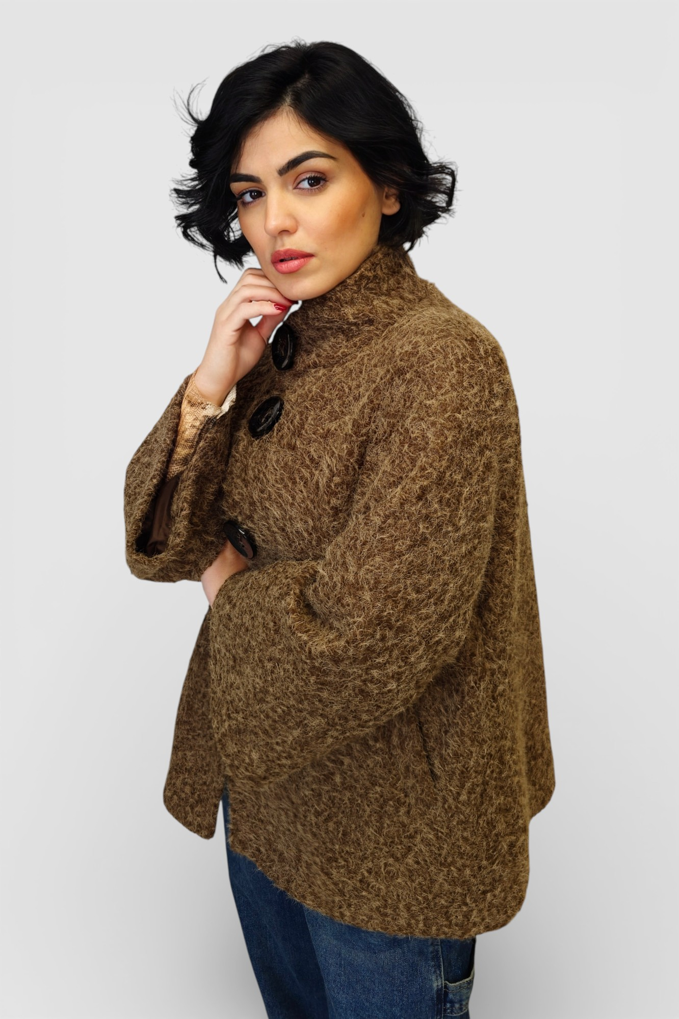 Ženski kratki kaputić Bruna u smeđoj boji s povišenom kragnom i gumbima