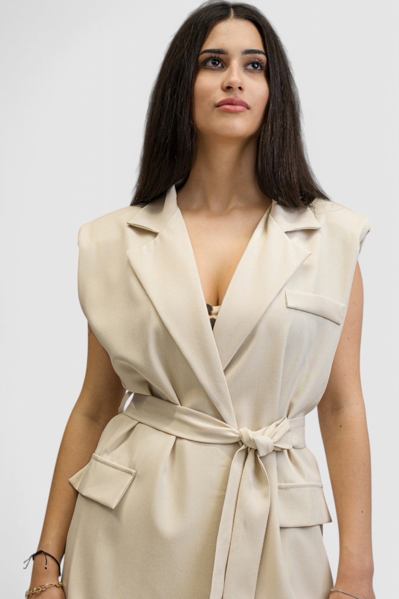 Žensko bež odijelo bez rukava Ella