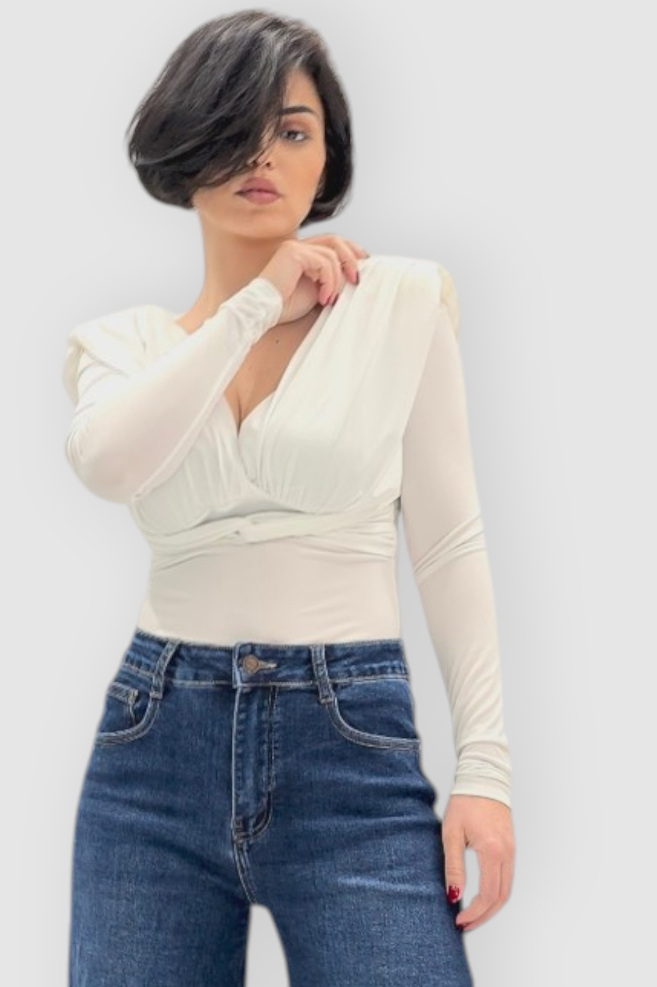 Bijela naborana majica Etta s jastučićima na ramenima i križanim dekolteom