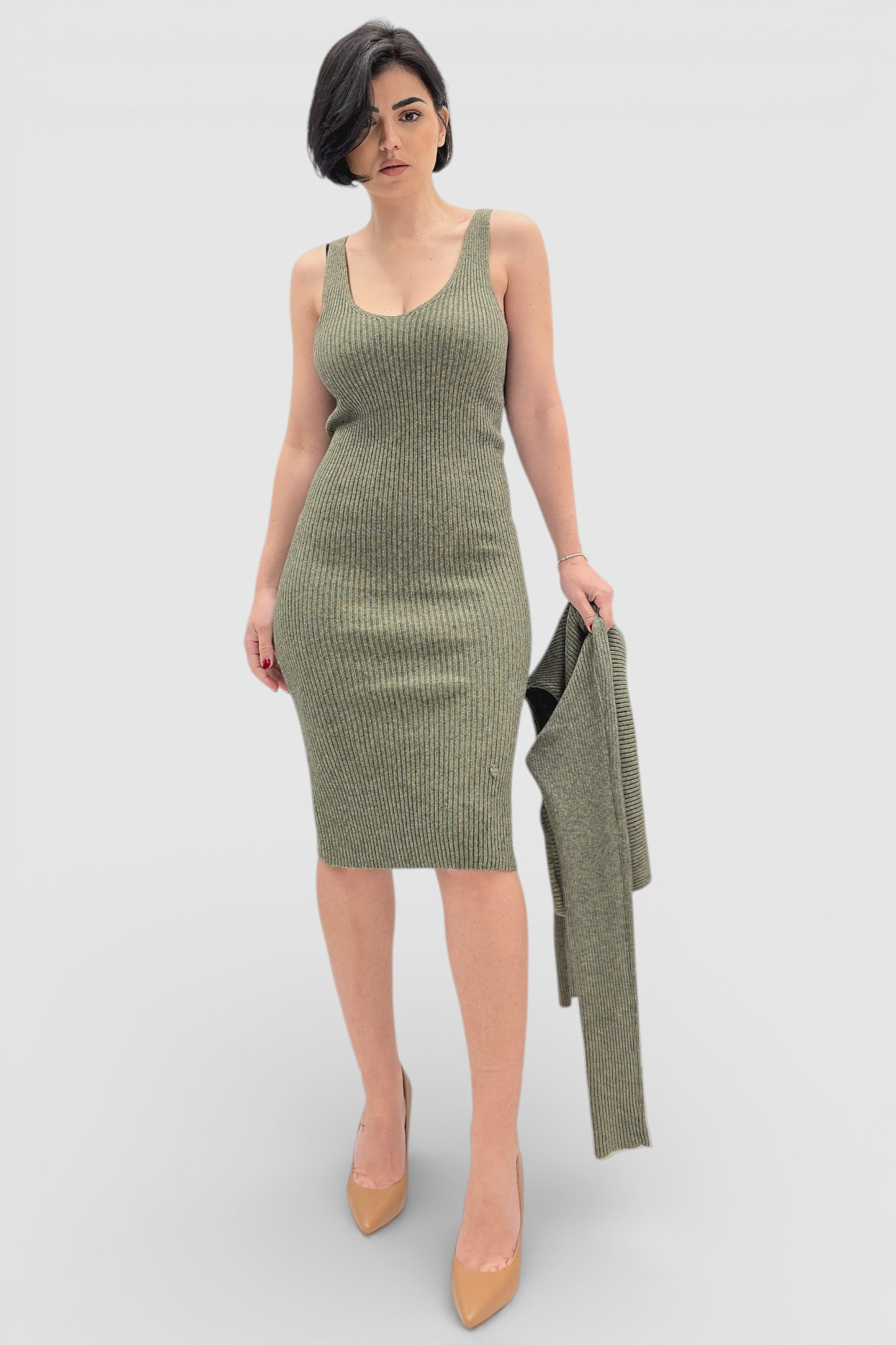 Komplet rebraste viskozne haljine i džempera u kaki boji Catrina