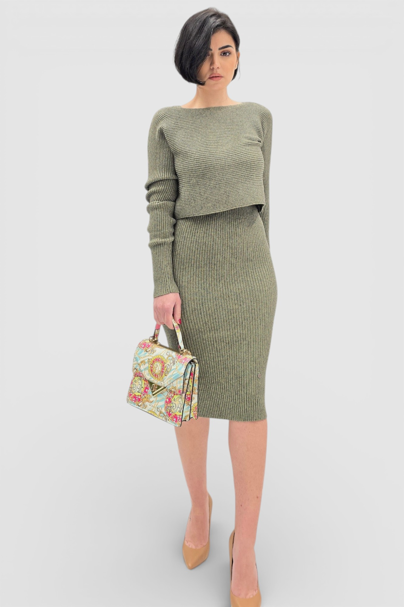 Komplet rebraste viskozne haljine i džempera u kaki boji Catrina