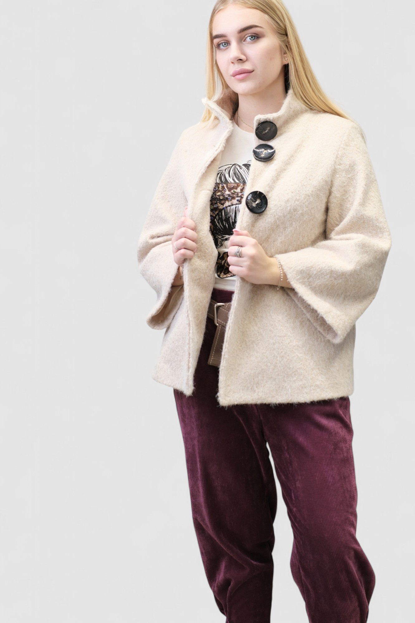 Ženski kaput Bruna u bež boji s povišenom kragnom i gumbima