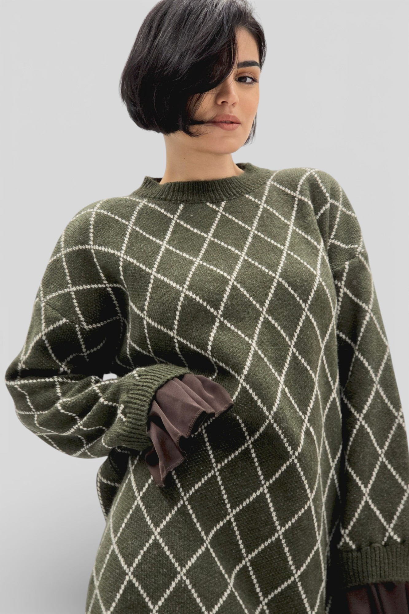 Zelena pletena haljina Cristal s dijamantnim uzorkom i satenskim rub s volanom