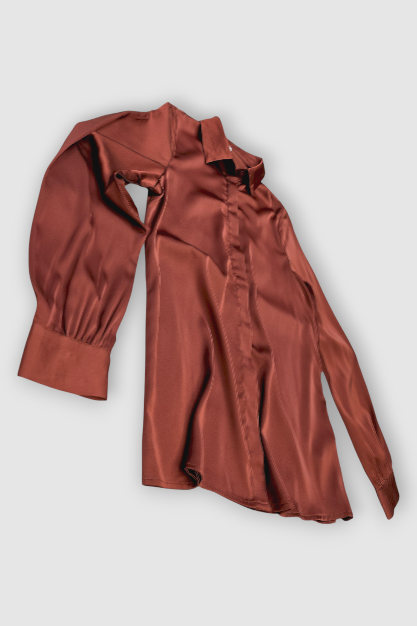 Ženska satenska košulja Fianna u bakreno smeđoj boji s diskretnim sjajem i klasičnim krojem