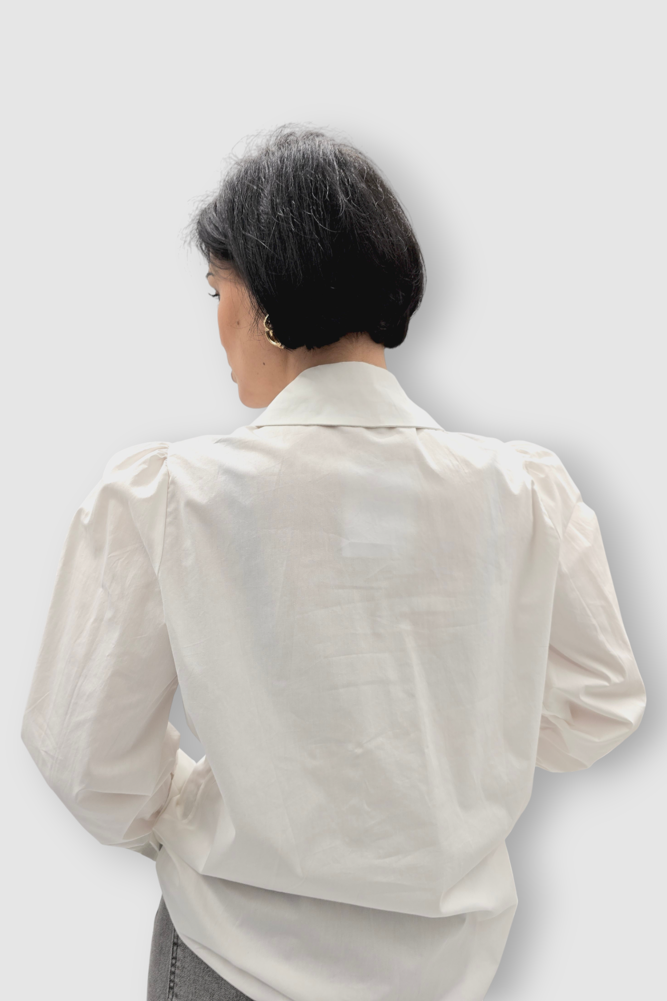 Ženska bijela košulja Belen dugih rukava ukrašena biserima i kristalima na kragni