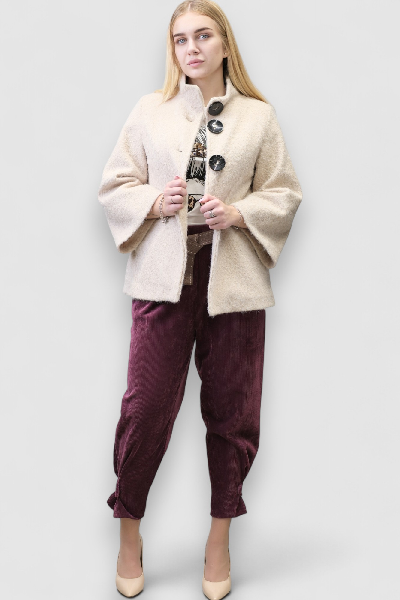 Ženski kaput Bruna u bež boji s povišenom kragnom i gumbima