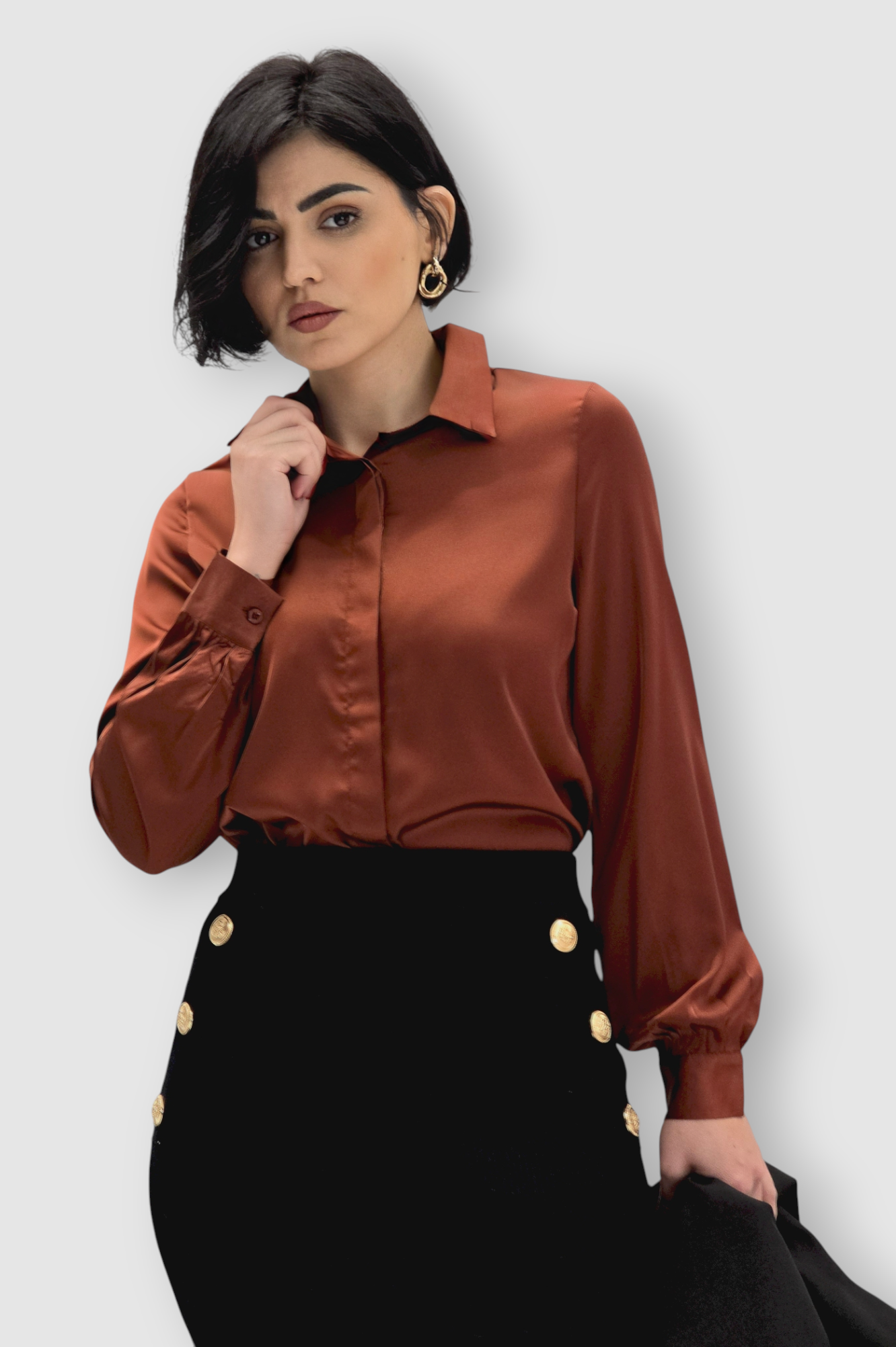 Ženska satenska košulja Fianna u bakreno smeđoj boji s diskretnim sjajem i klasičnim krojem